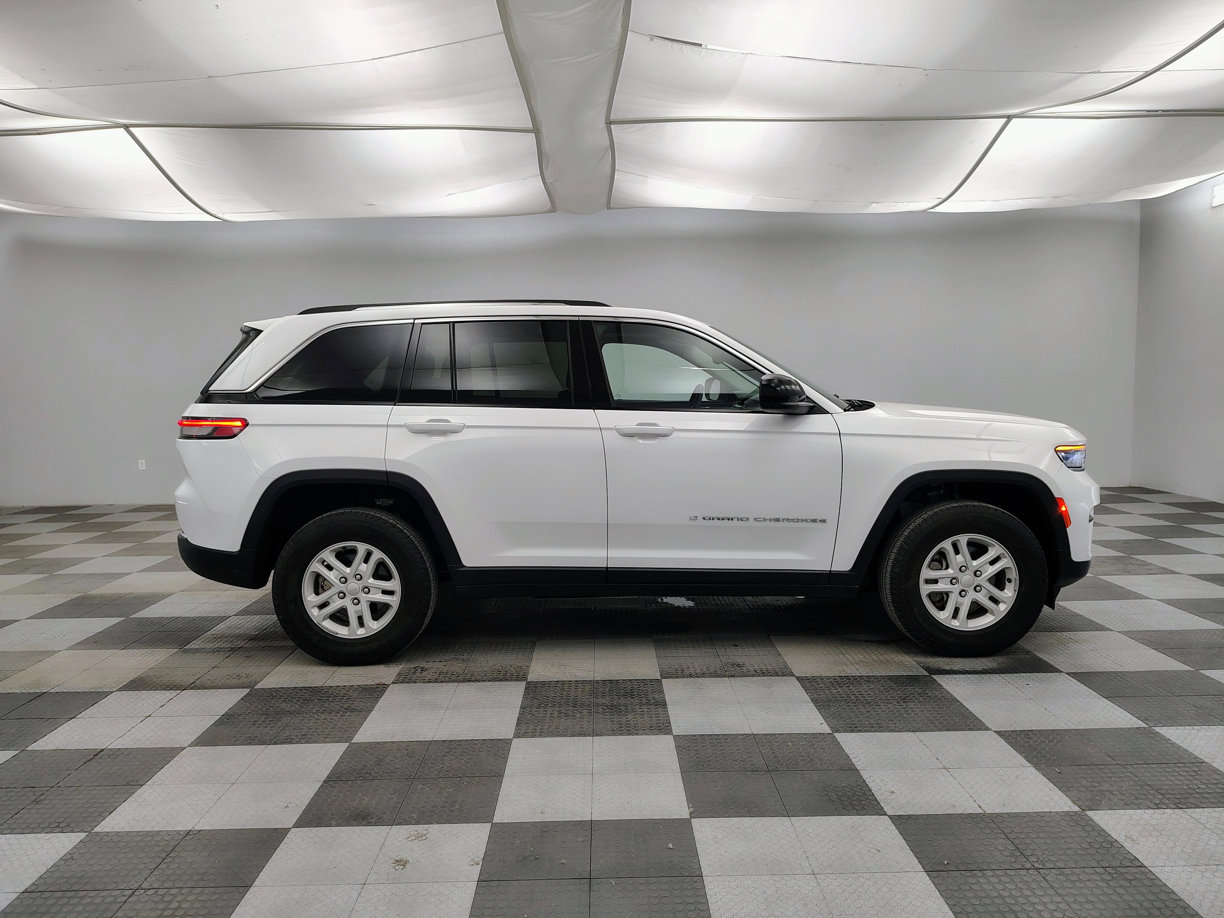 2023 Jeep Grand Cherokee Laredo 4x4