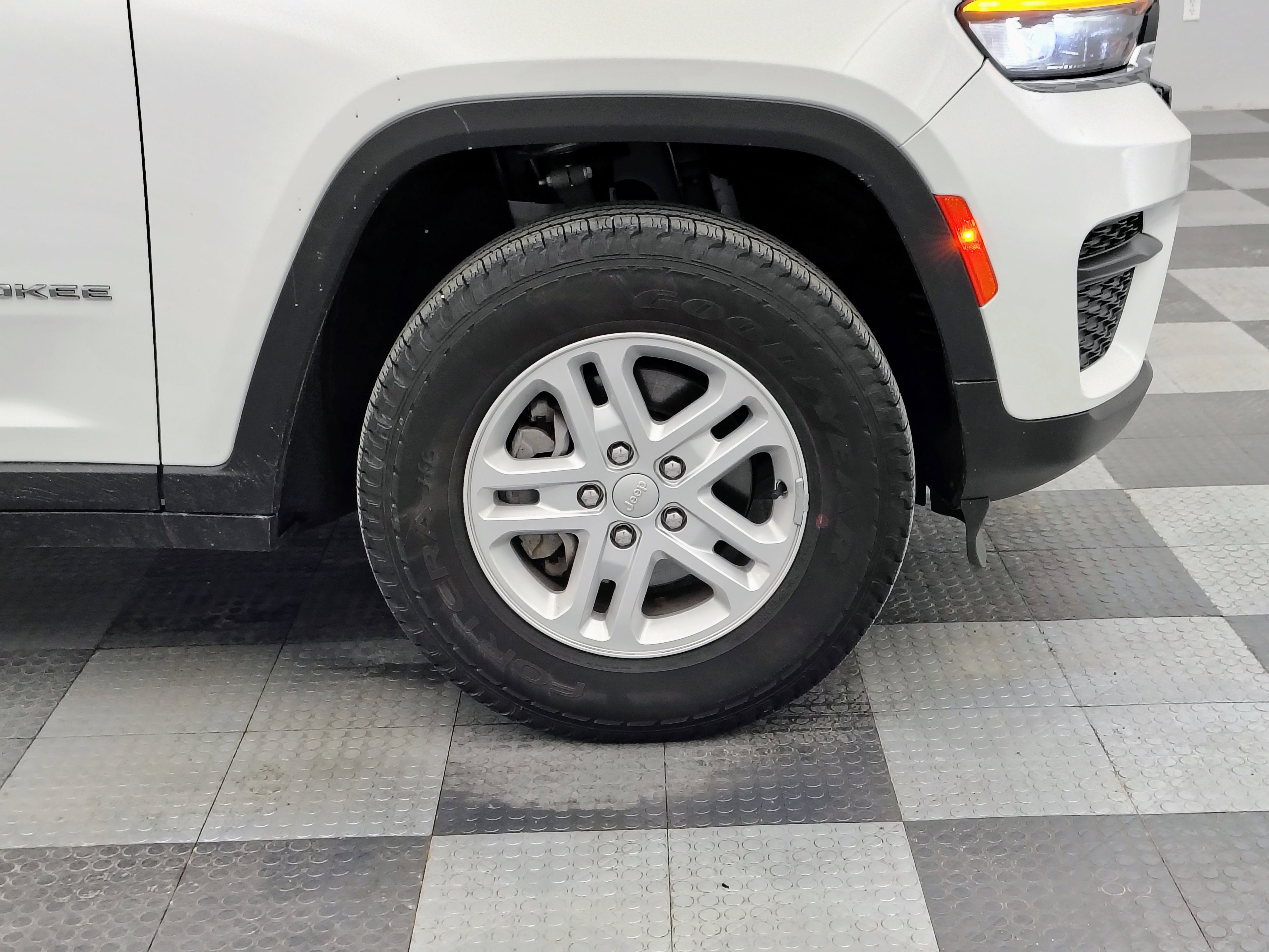 2023 Jeep Grand Cherokee Laredo 4x4