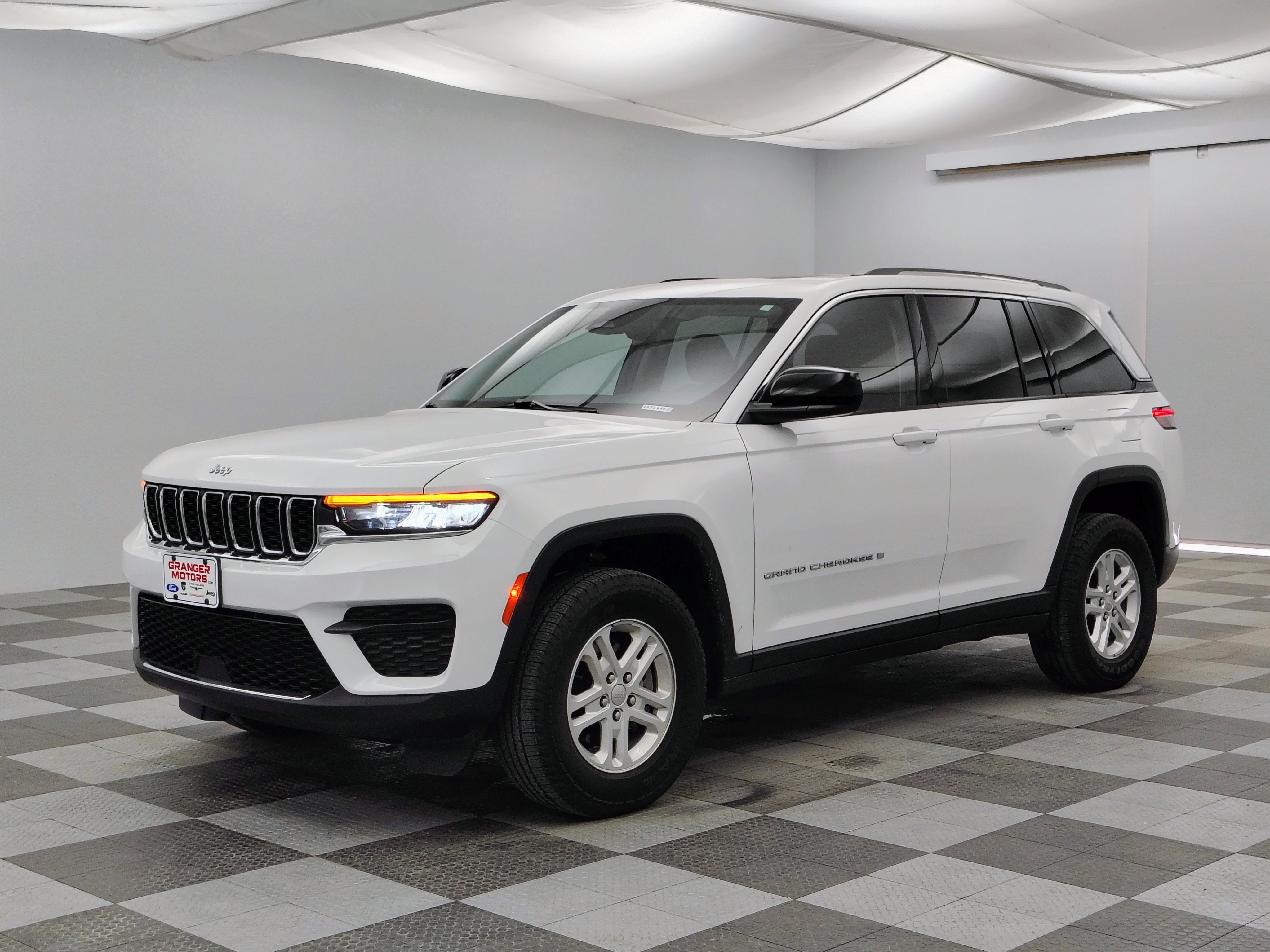 2023 Jeep Grand Cherokee Laredo 4x4