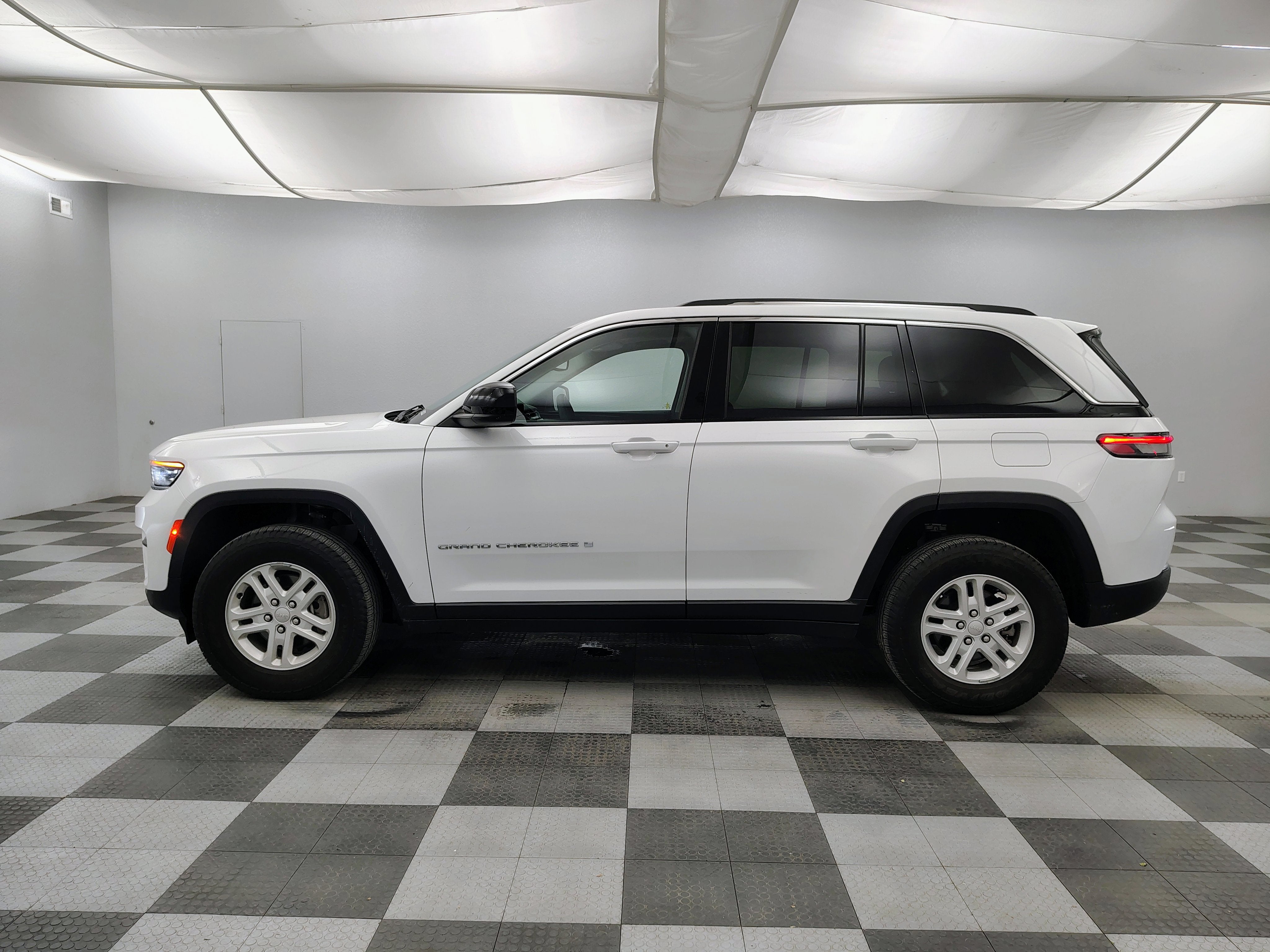 2023 Jeep Grand Cherokee Laredo 4x4