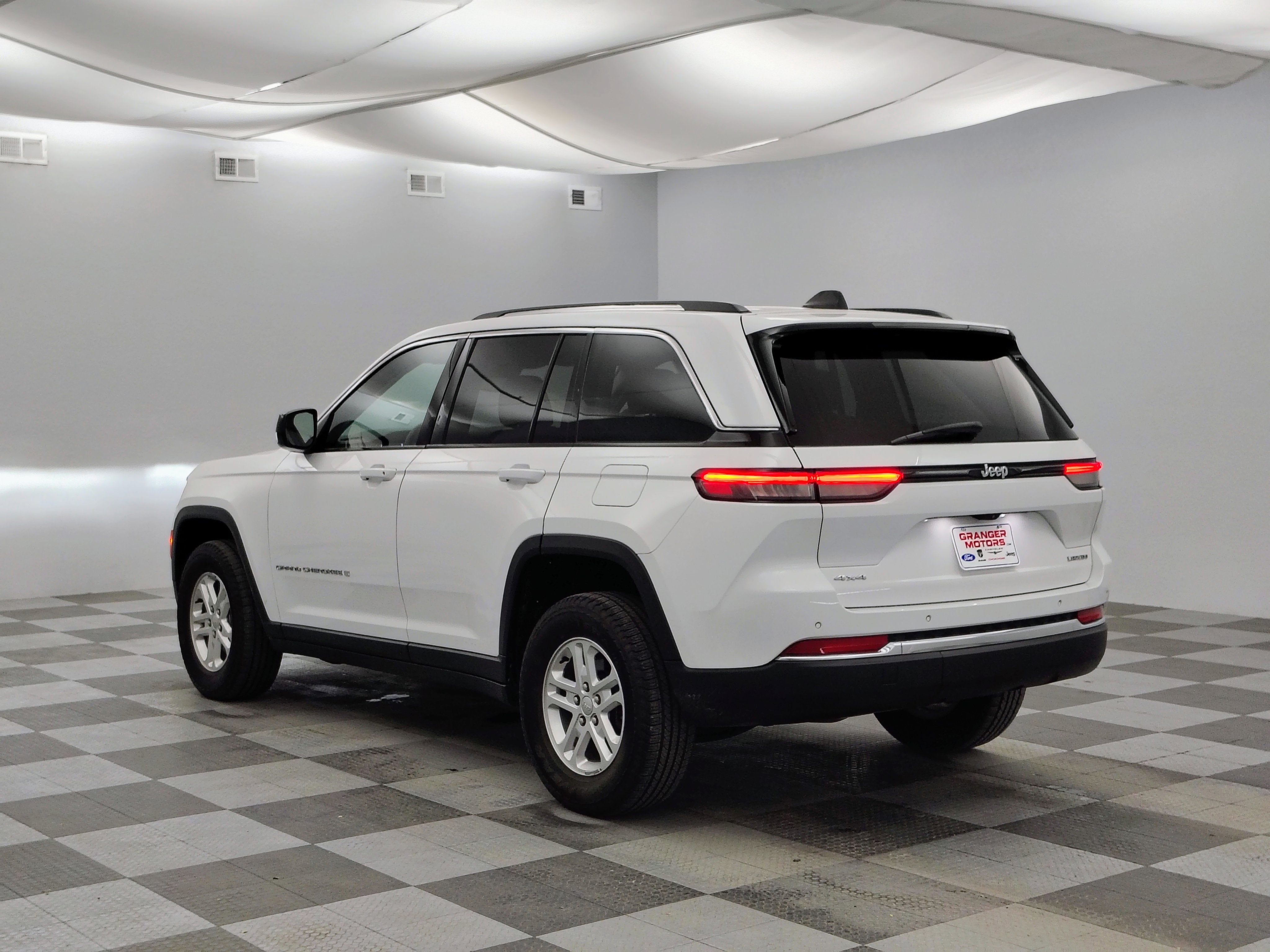 2023 Jeep Grand Cherokee Laredo 4x4