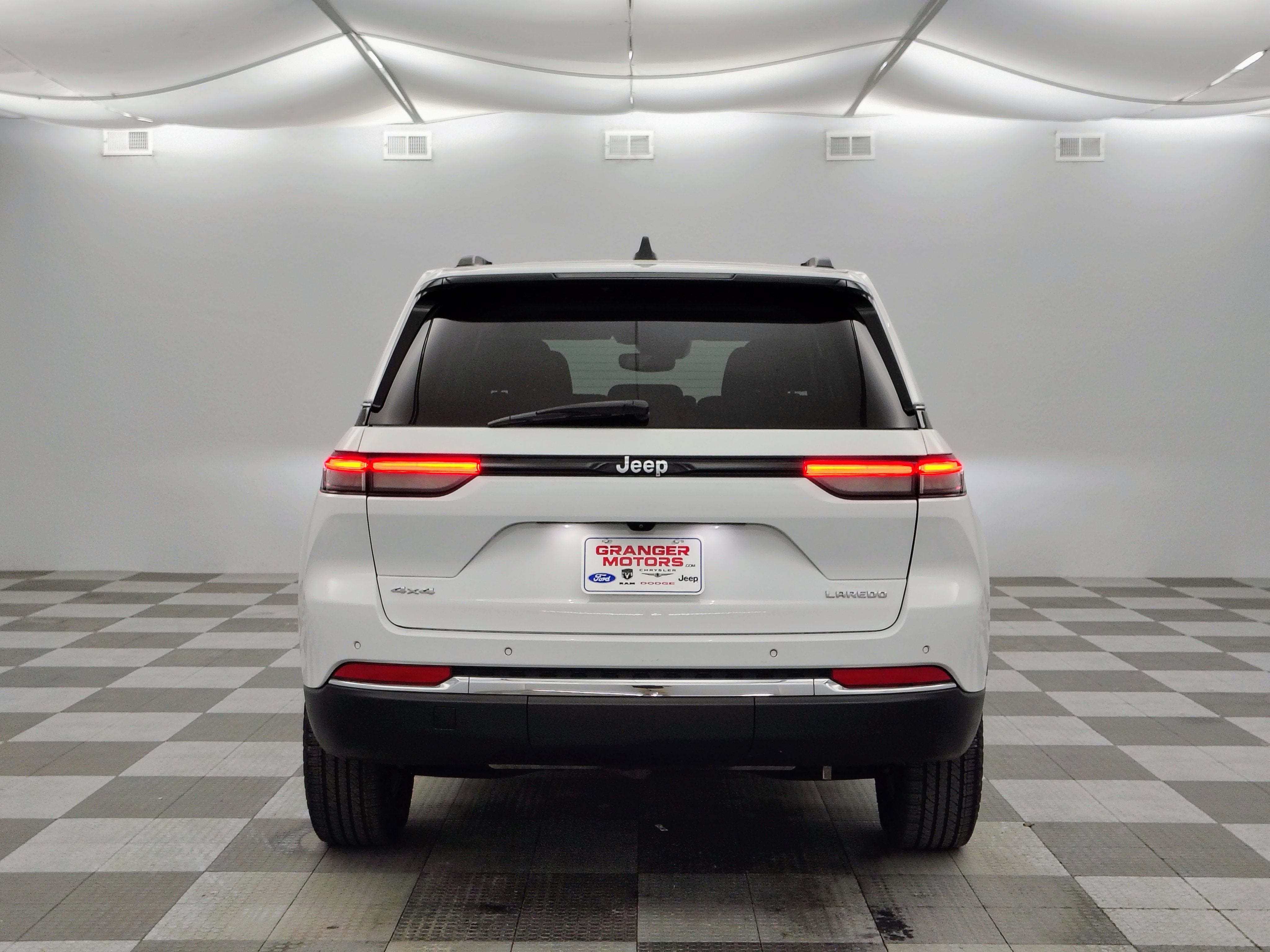 2023 Jeep Grand Cherokee Laredo 4x4