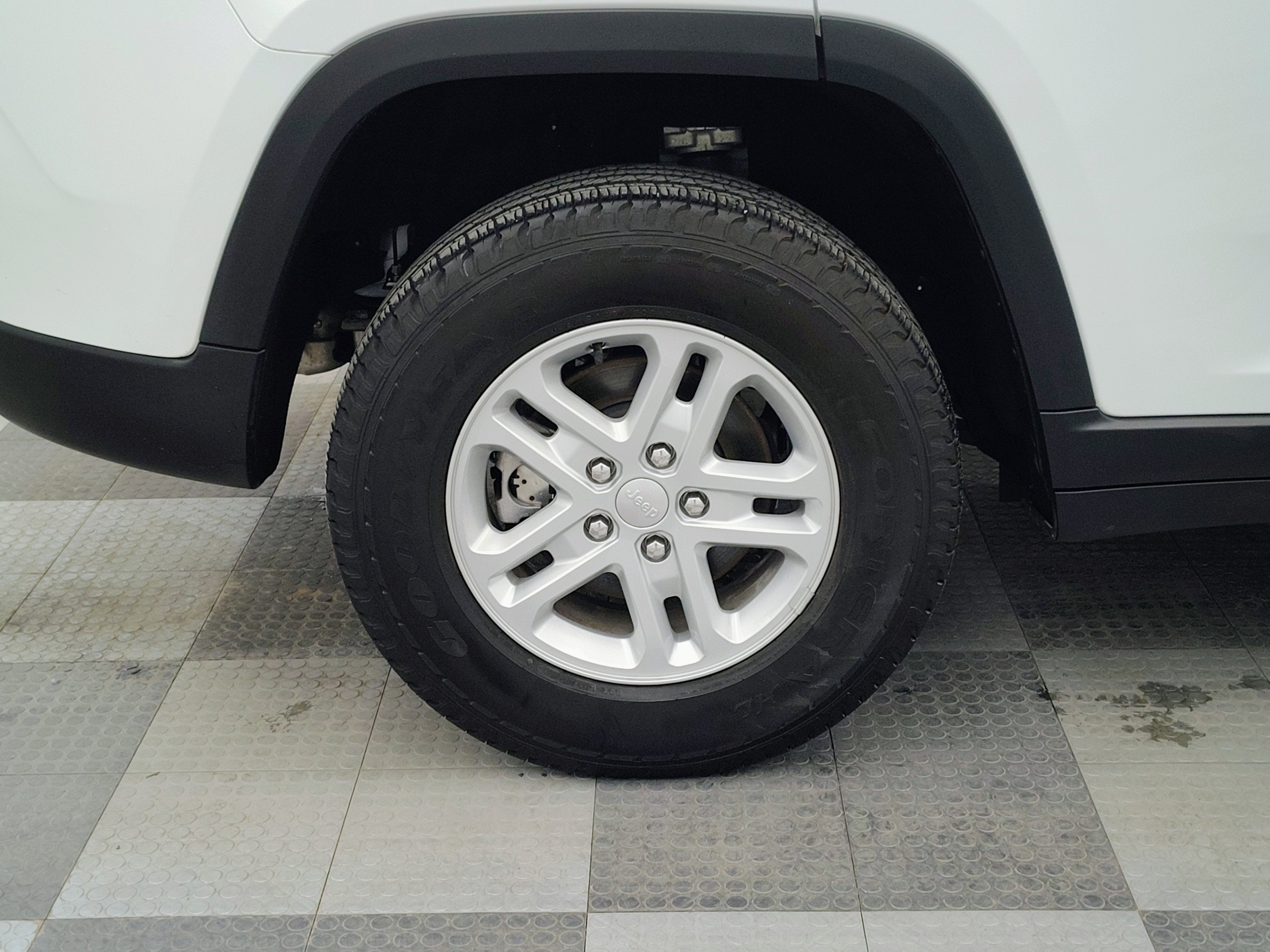 2023 Jeep Grand Cherokee Laredo 4x4