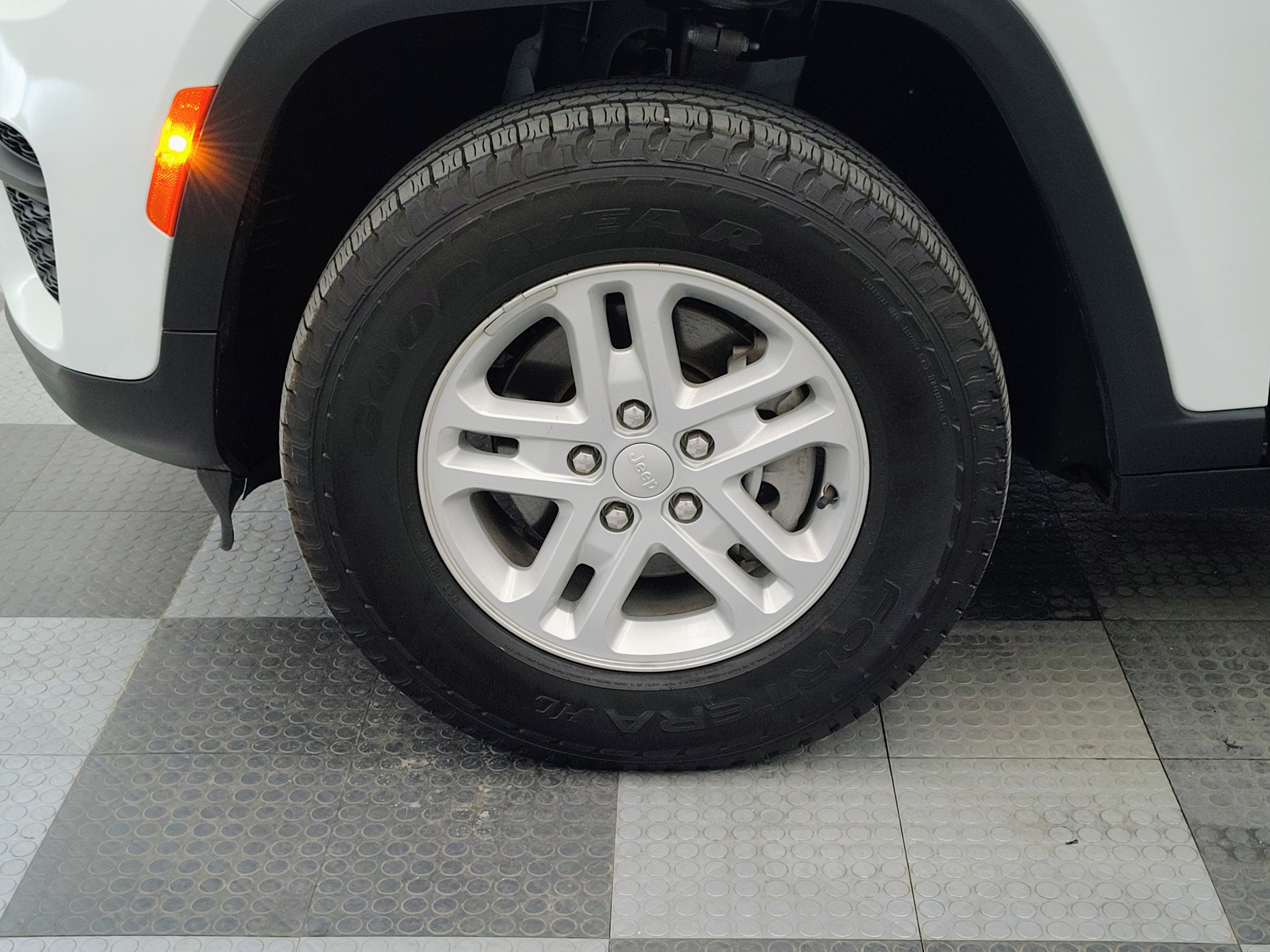2023 Jeep Grand Cherokee Laredo 4x4