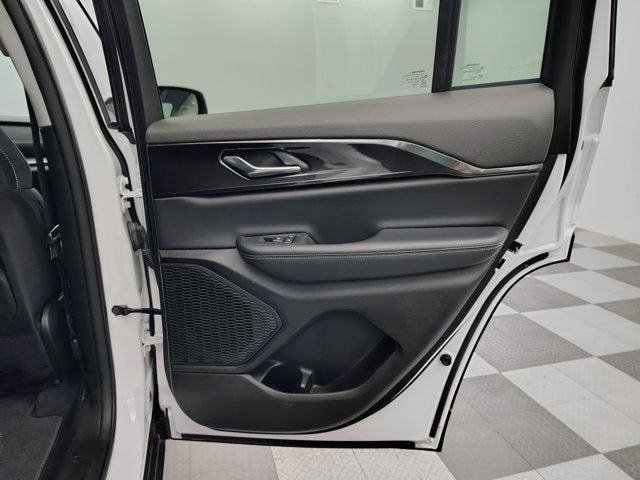2023 Jeep Grand Cherokee Laredo 4x4