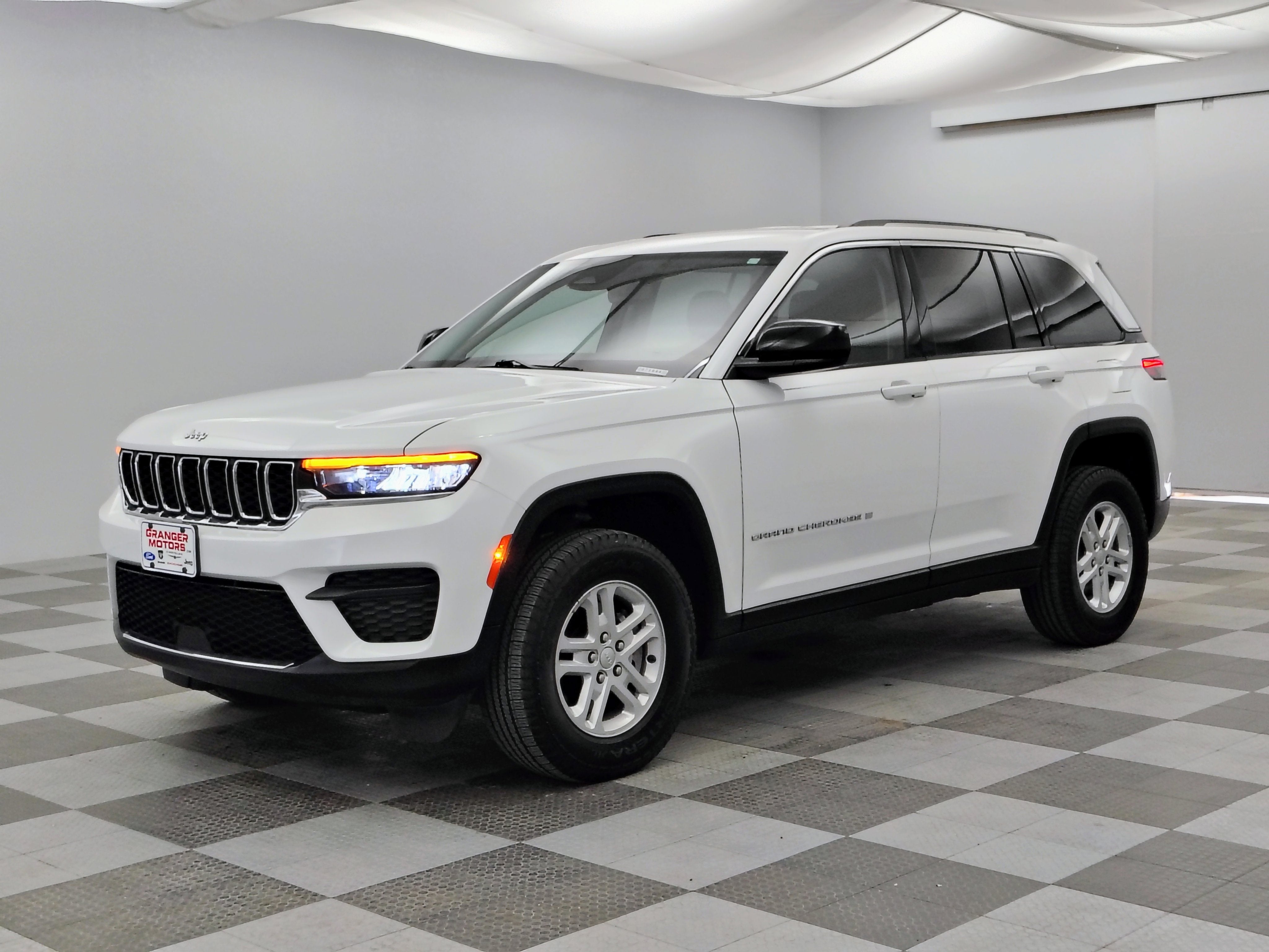 2023 Jeep Grand Cherokee Laredo 4x4