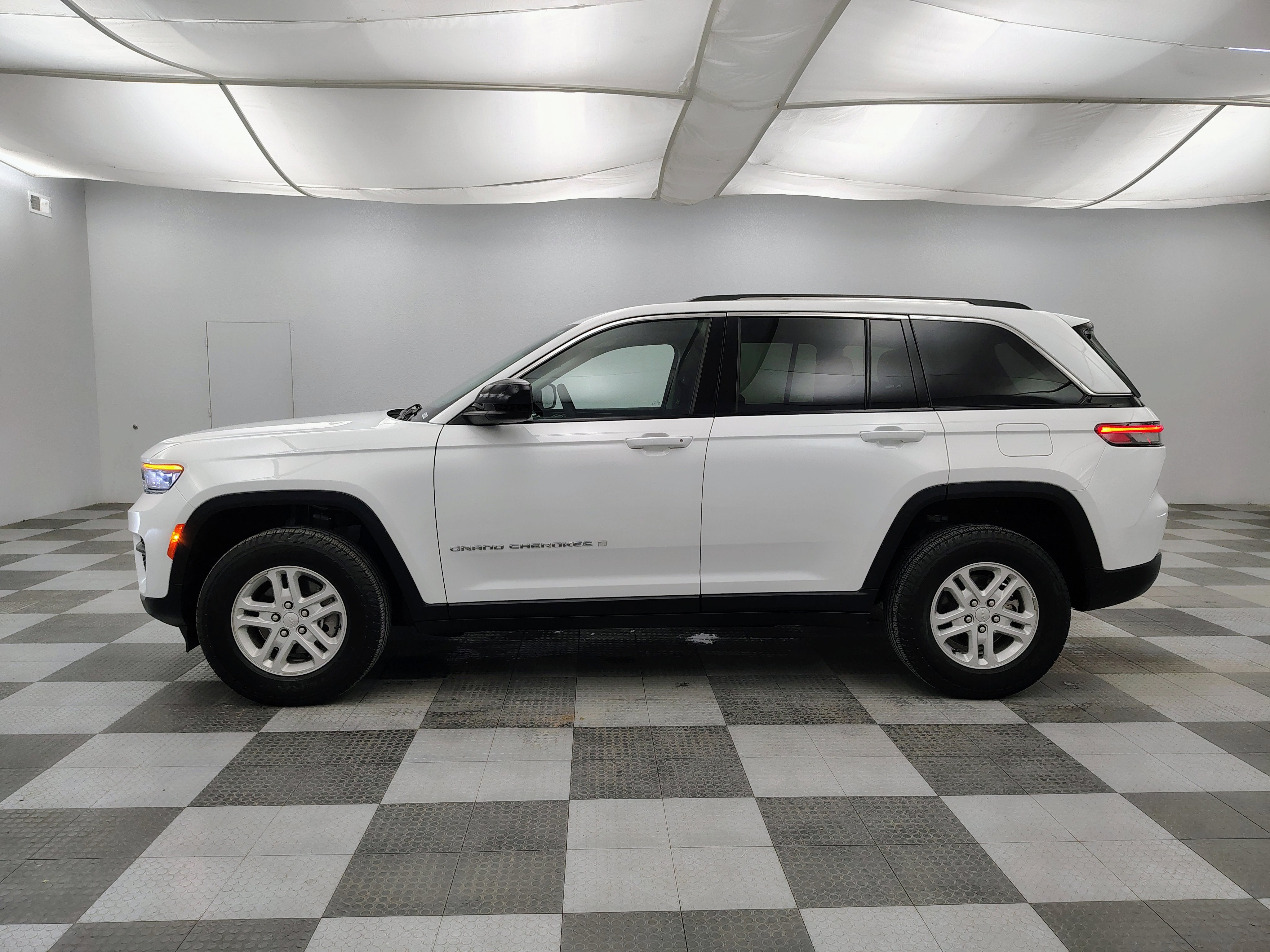 2023 Jeep Grand Cherokee Laredo 4x4