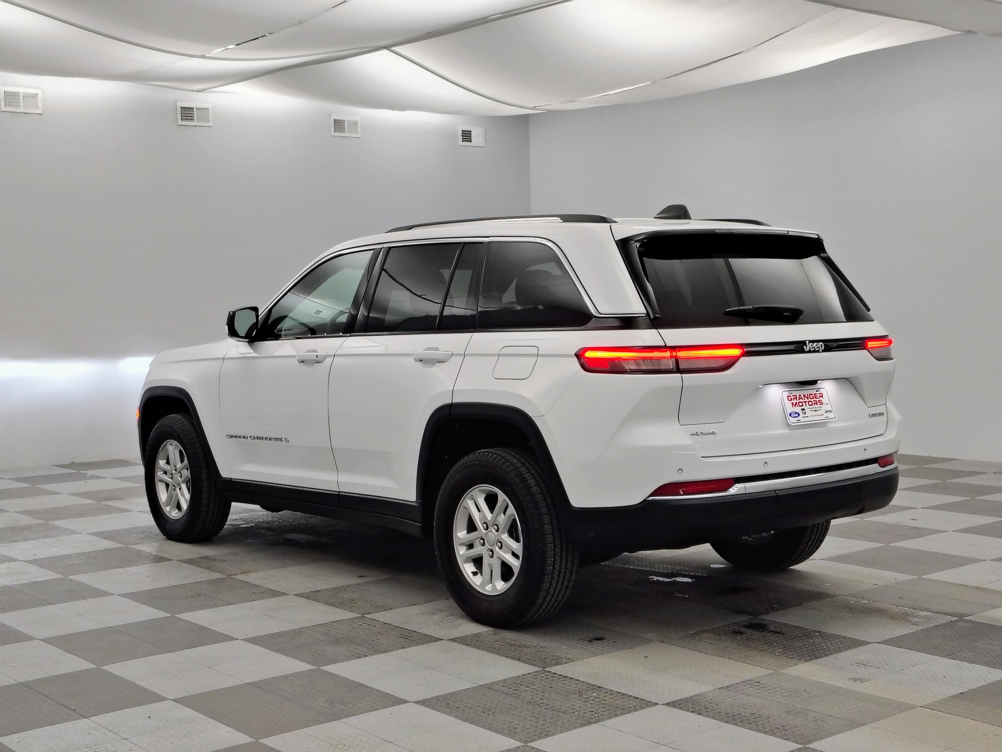 2023 Jeep Grand Cherokee Laredo 4x4