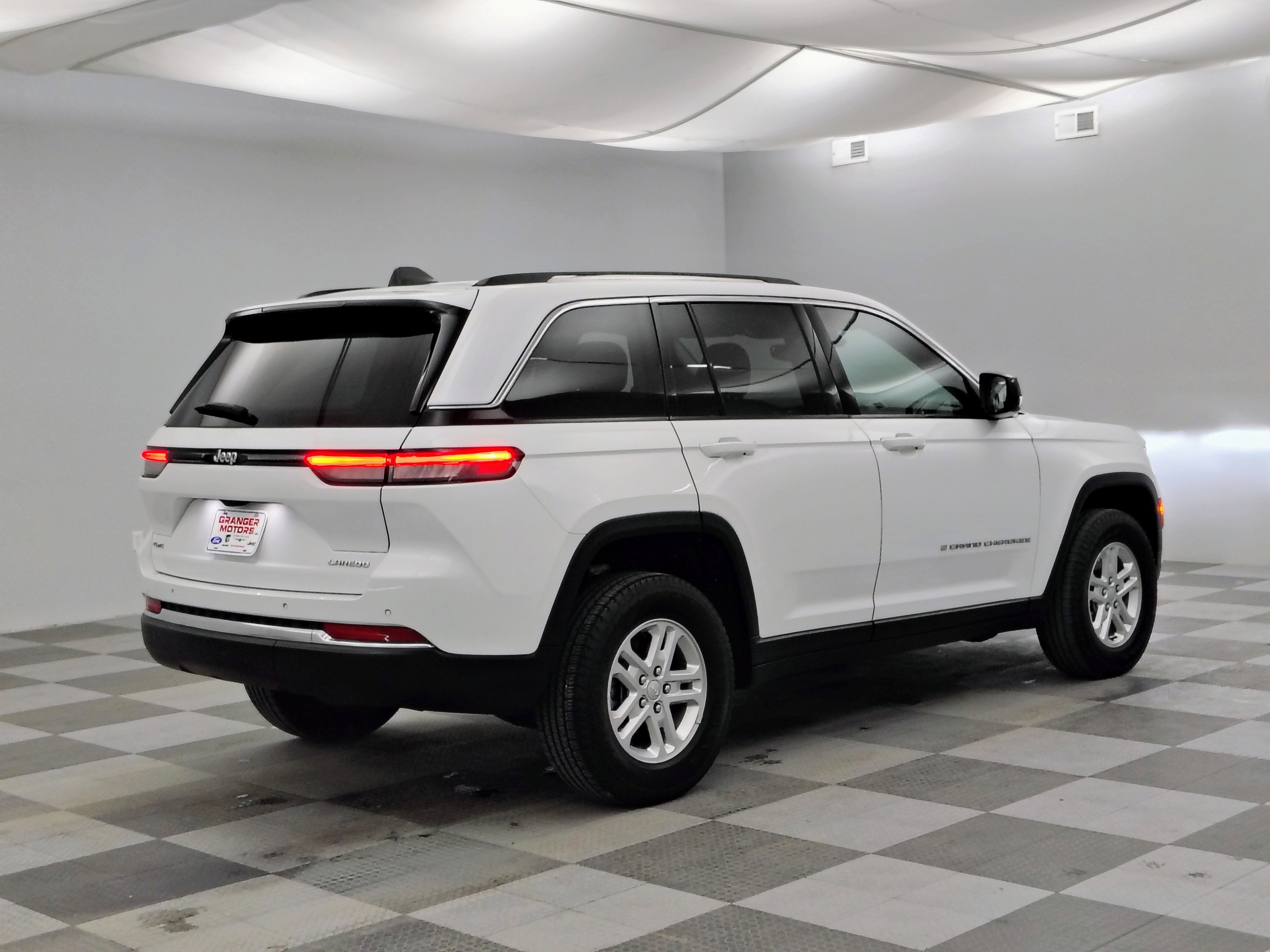2023 Jeep Grand Cherokee Laredo 4x4
