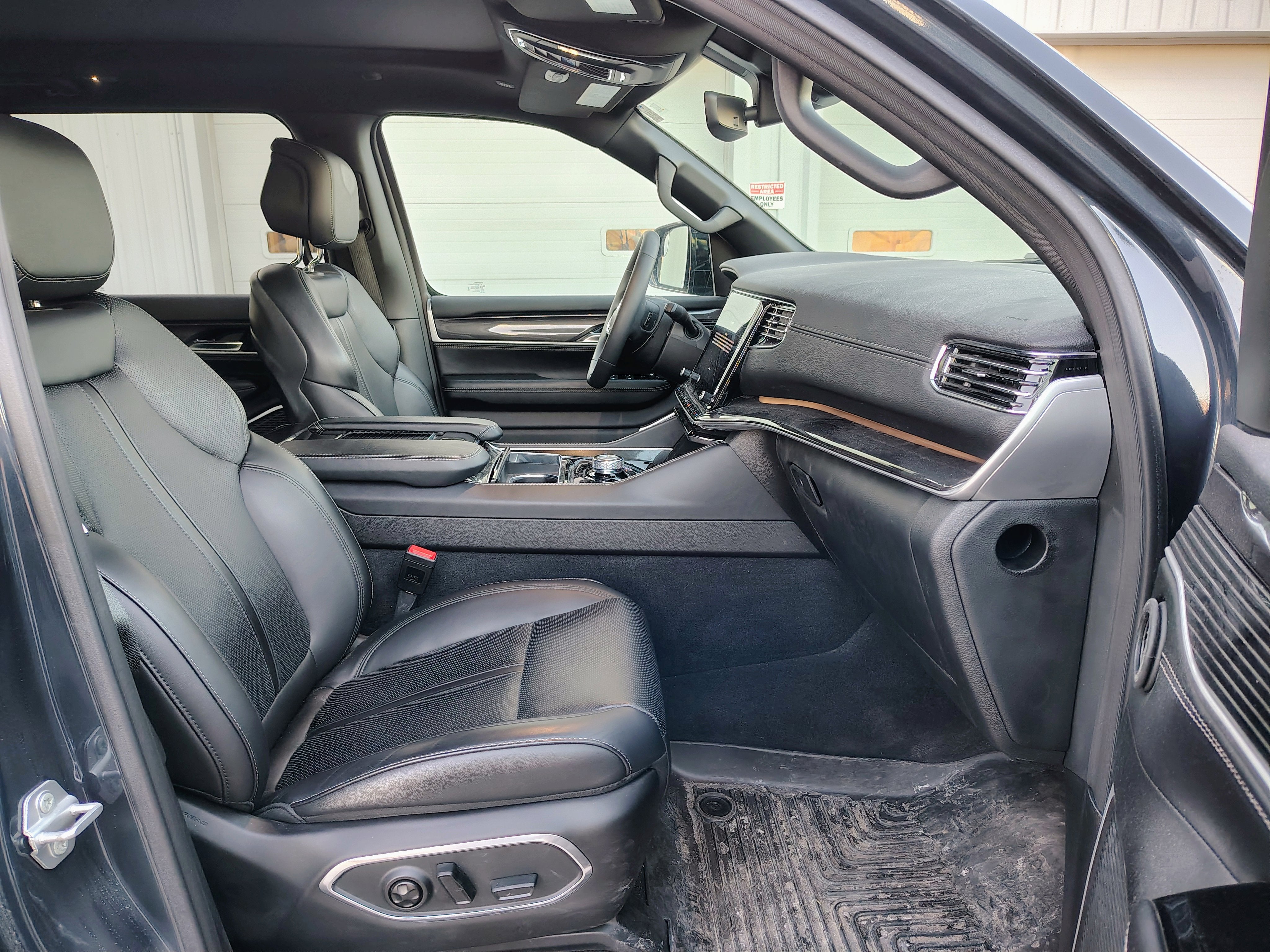 2024 Jeep Wagoneer Base