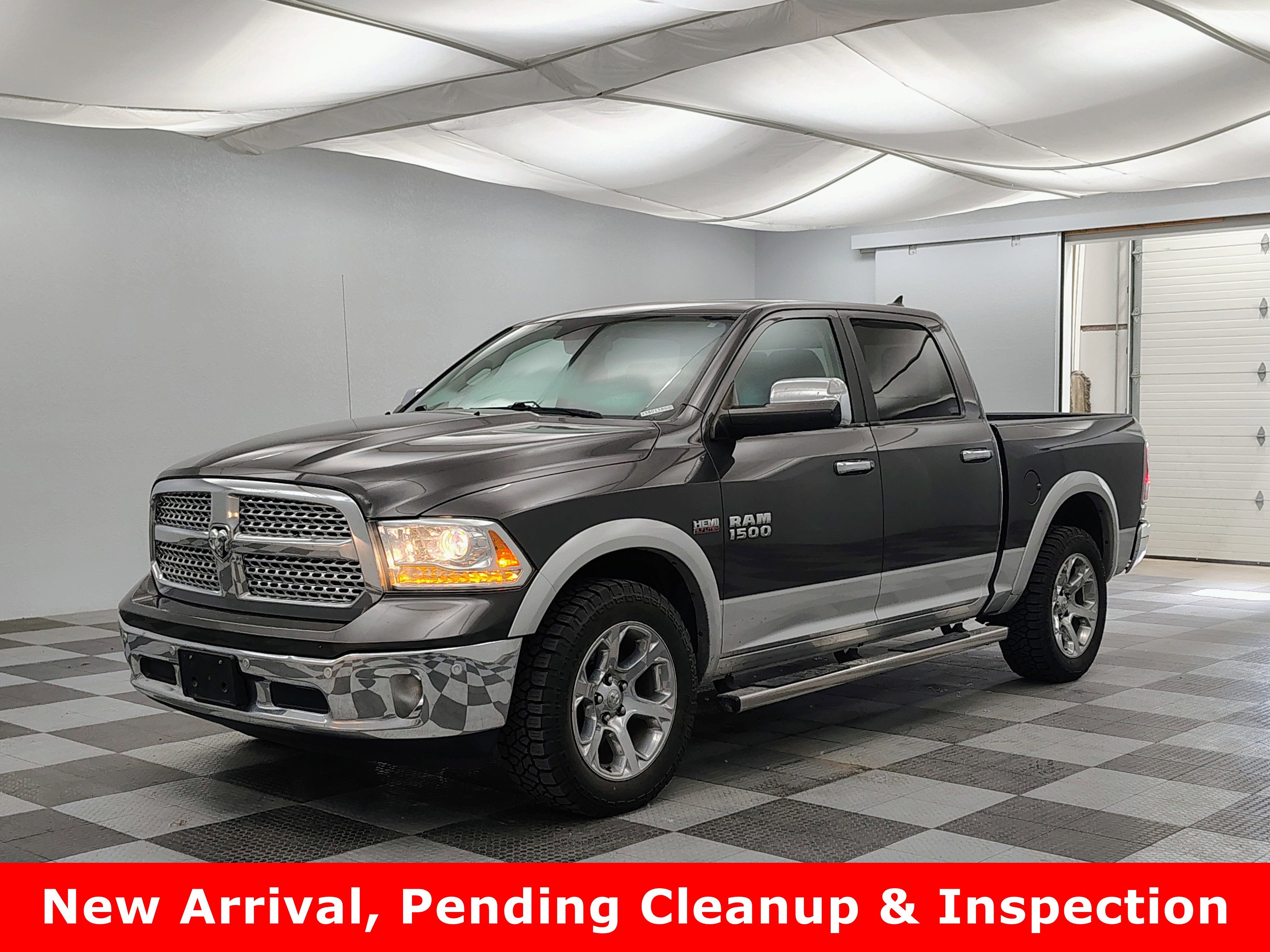 2017 RAM 1500 Laramie Crew Cab 4x4 5'7' Box