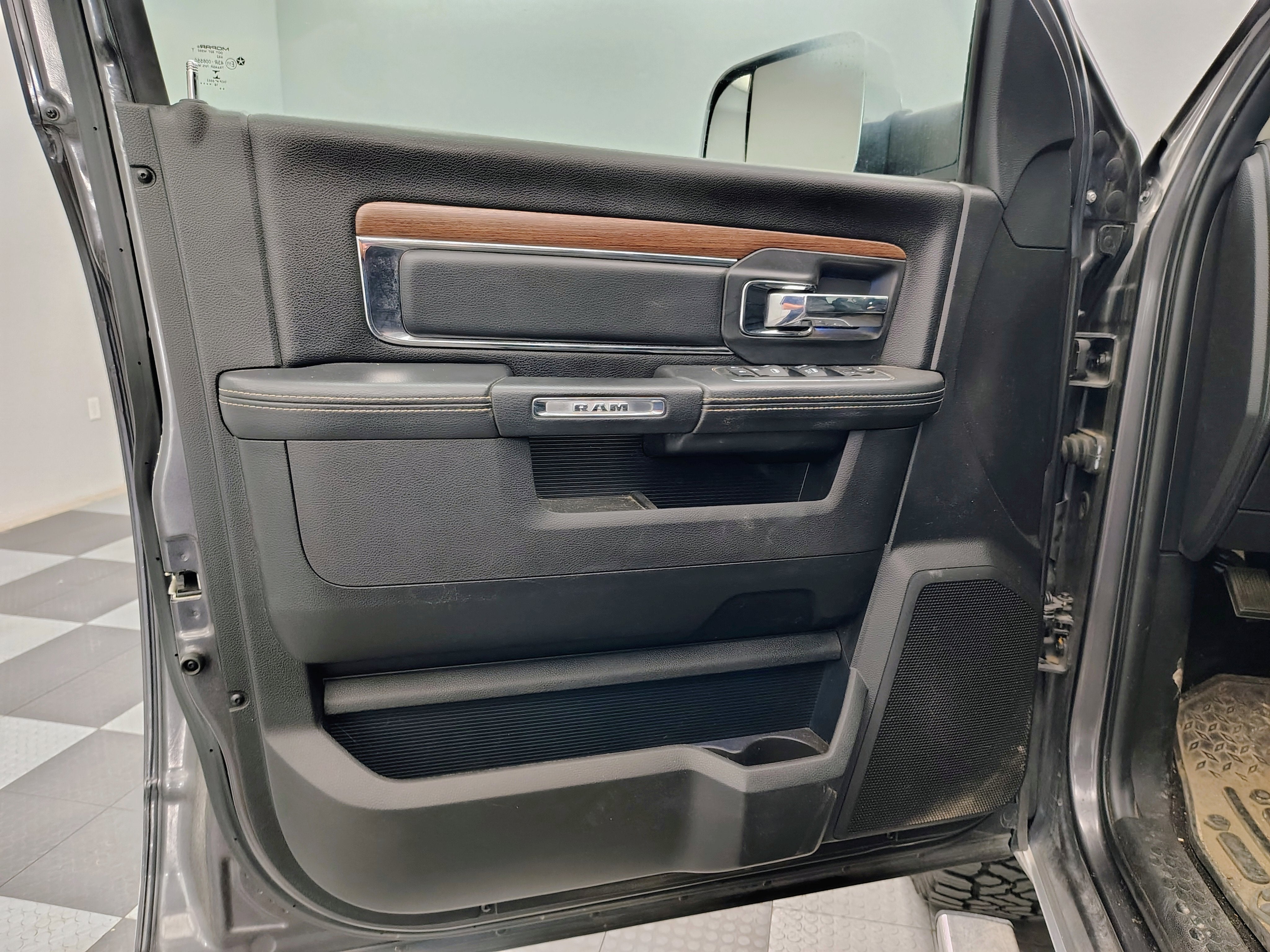 2017 RAM 1500 Laramie Crew Cab 4x4 5'7' Box