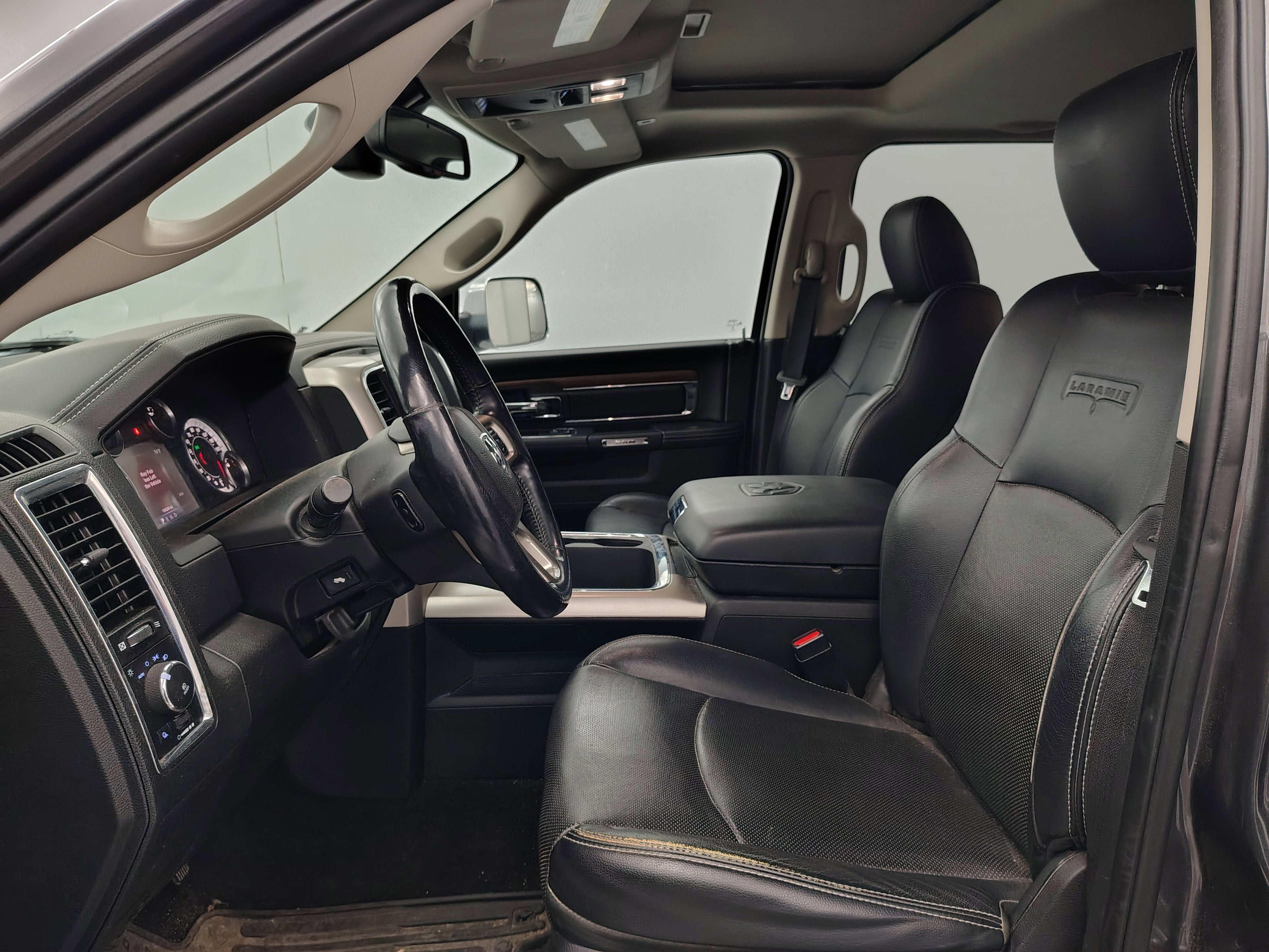 2017 RAM 1500 Laramie Crew Cab 4x4 5'7' Box