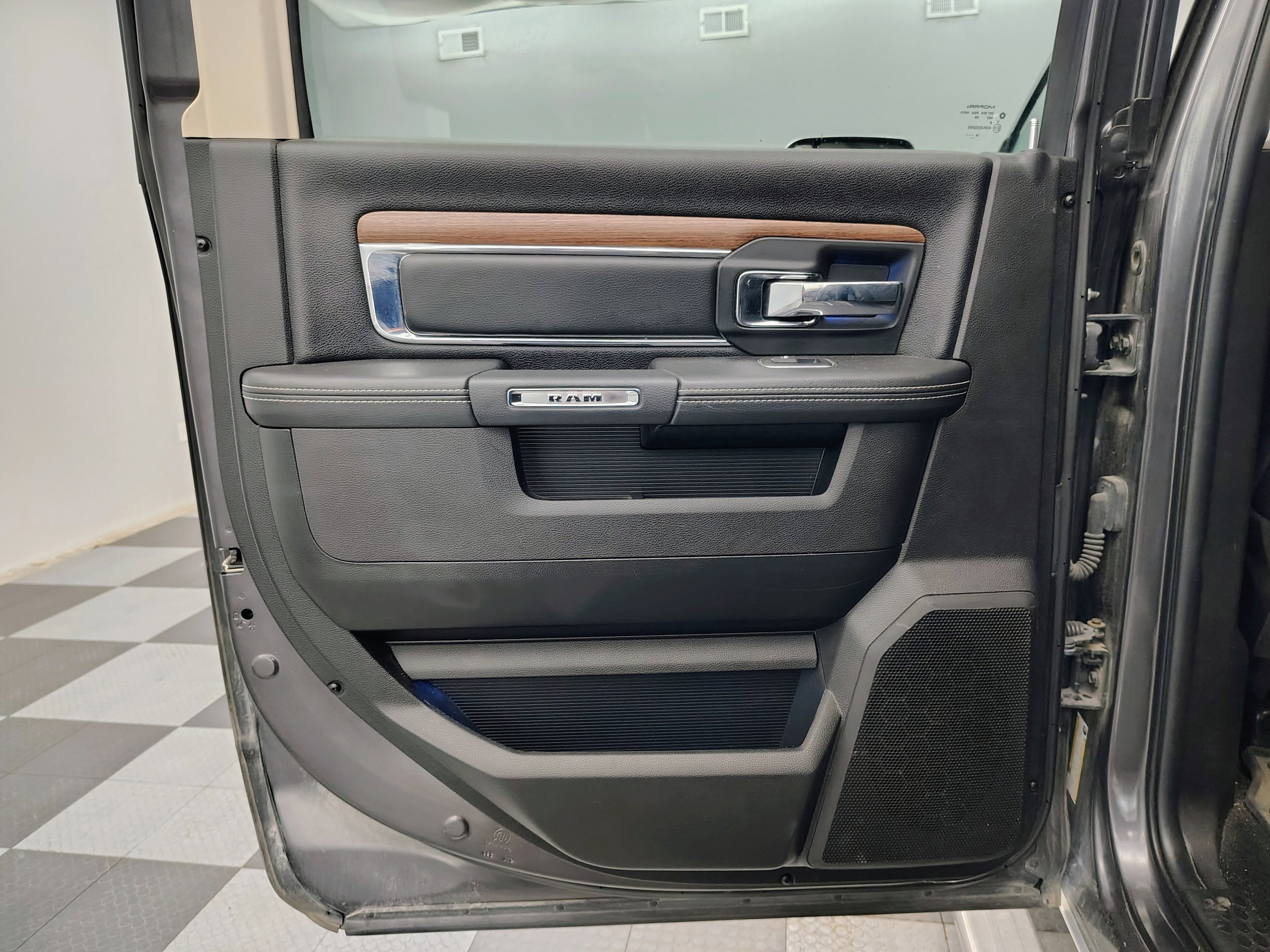 2017 RAM 1500 Laramie Crew Cab 4x4 5'7' Box