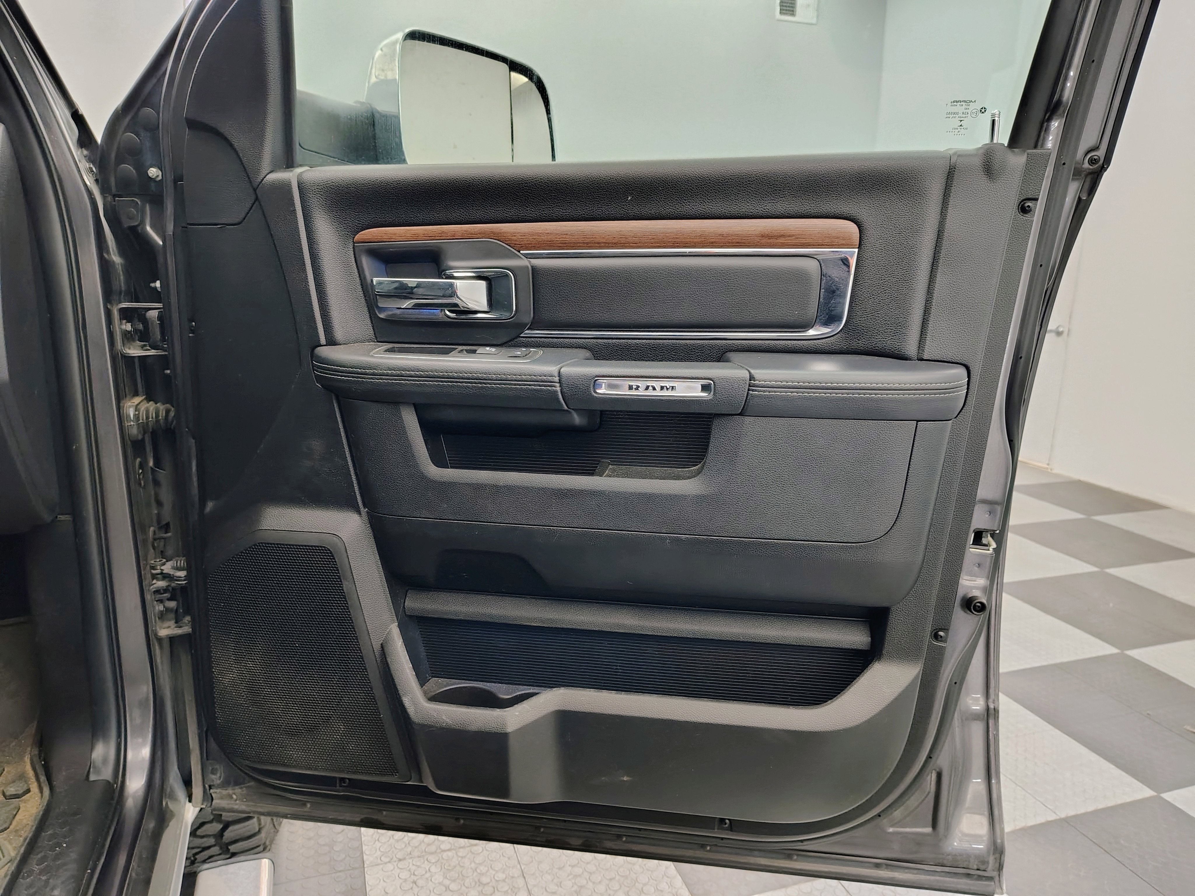2017 RAM 1500 Laramie Crew Cab 4x4 5'7' Box