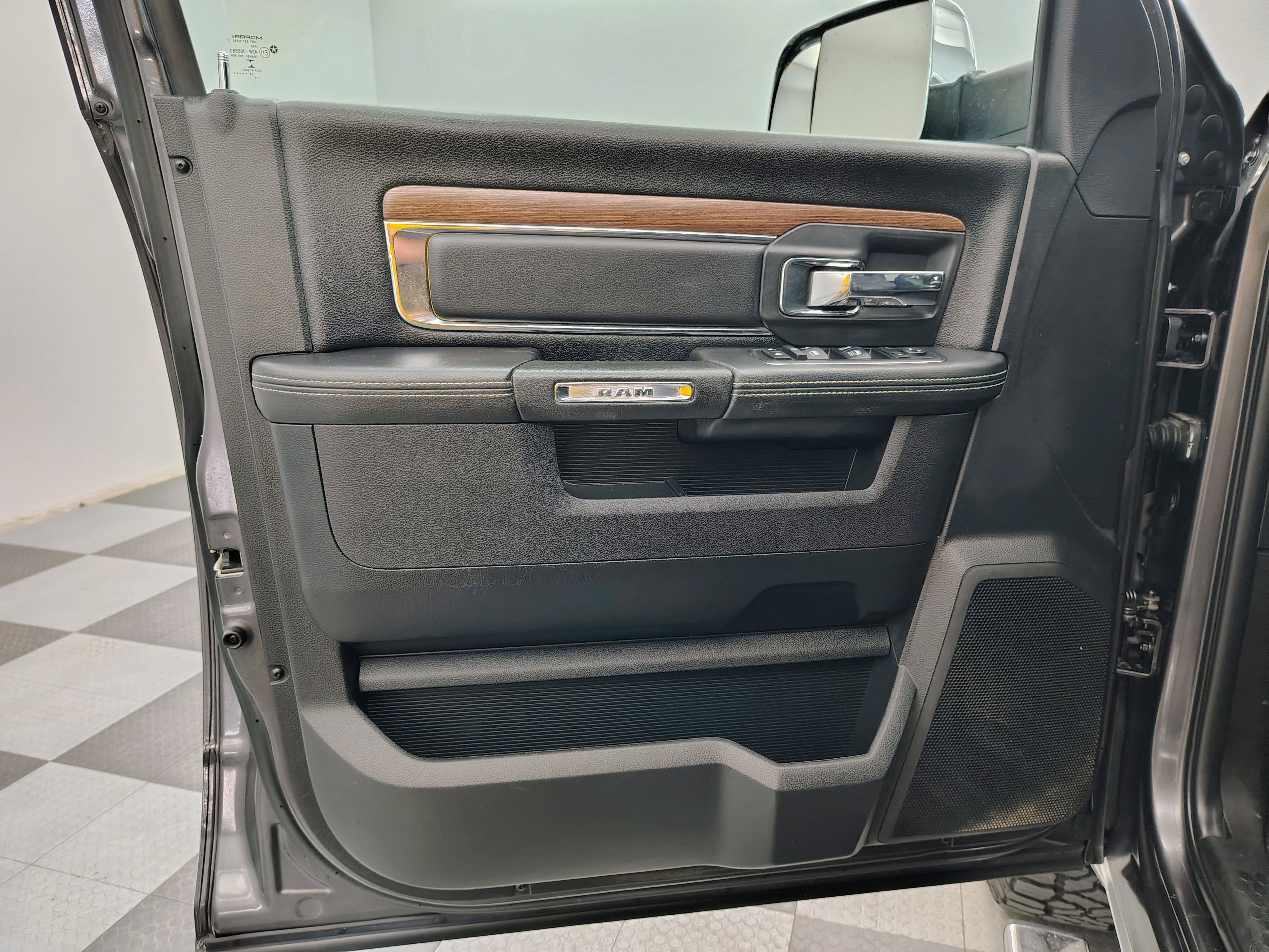2017 RAM 1500 Laramie Crew Cab 4x4 5'7' Box
