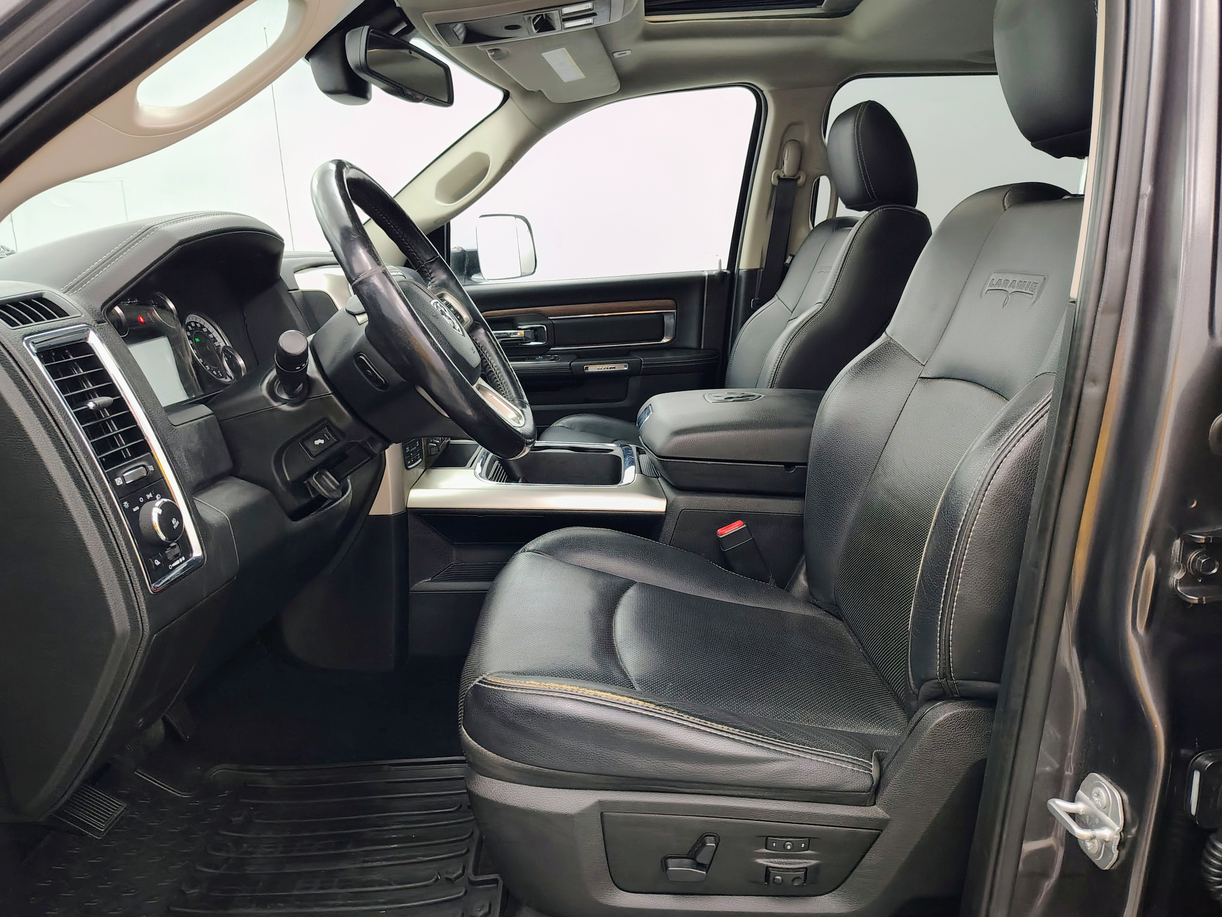 2017 RAM 1500 Laramie Crew Cab 4x4 5'7' Box