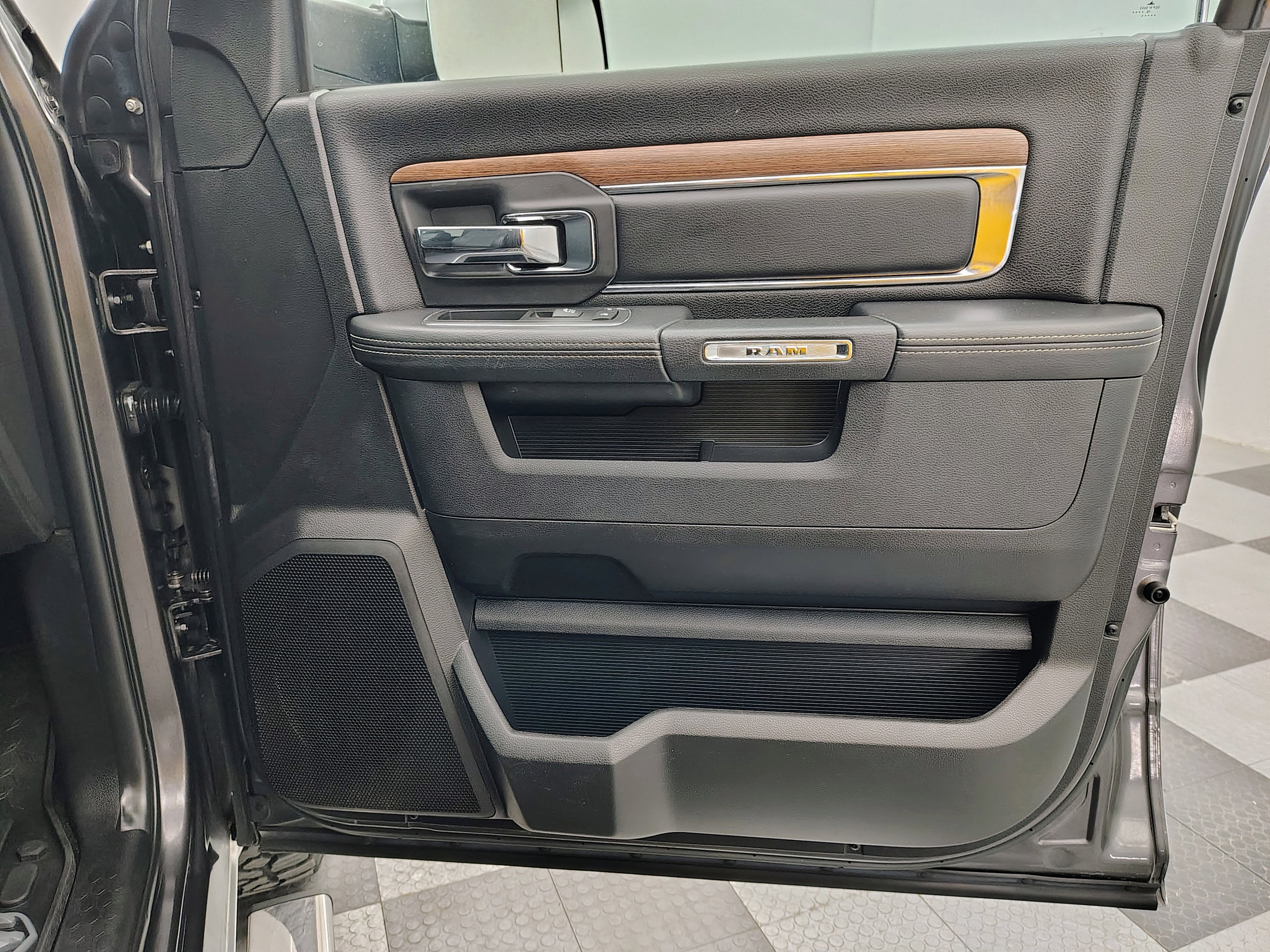 2017 RAM 1500 Laramie Crew Cab 4x4 5'7' Box