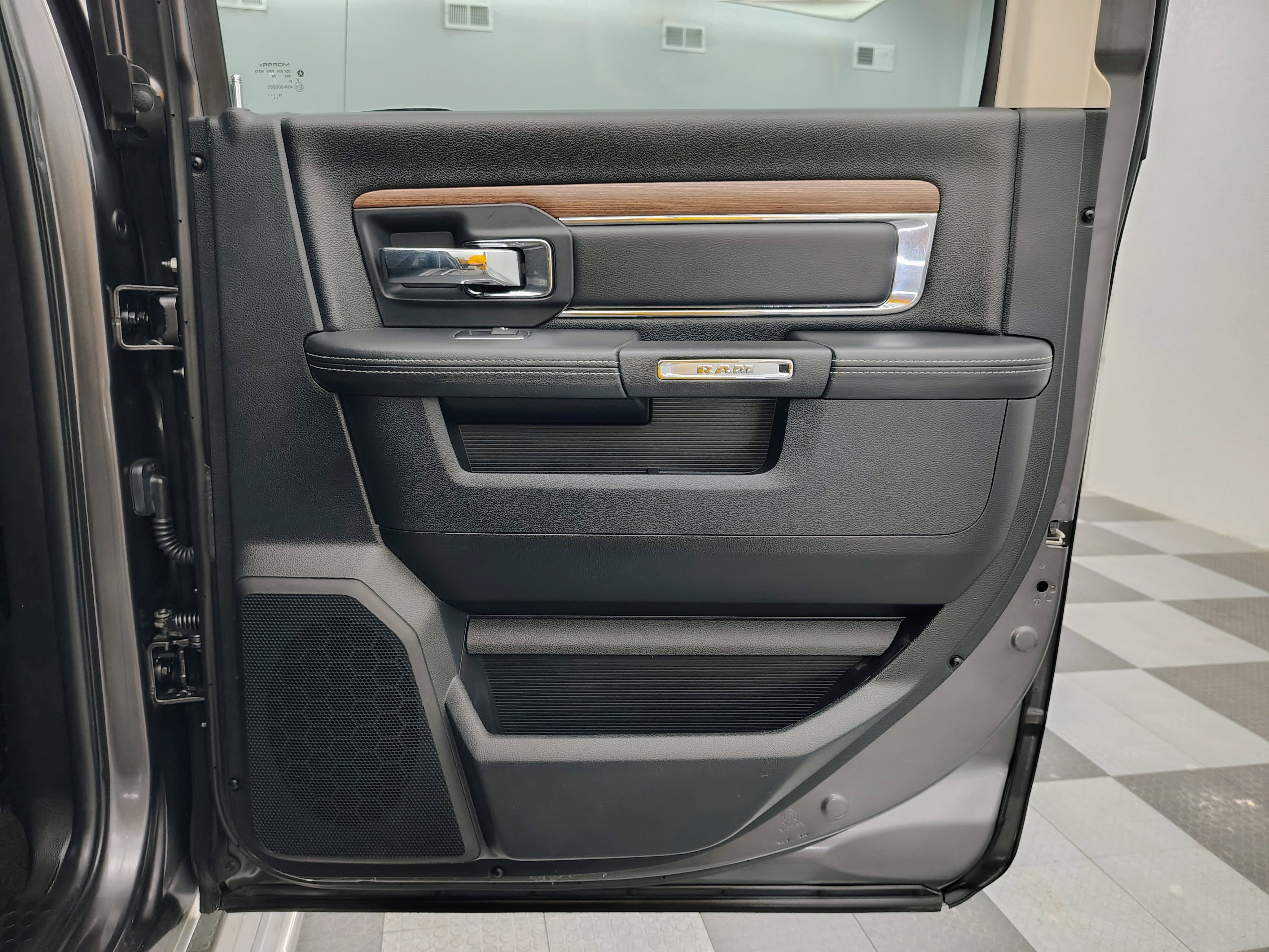 2017 RAM 1500 Laramie Crew Cab 4x4 5'7' Box