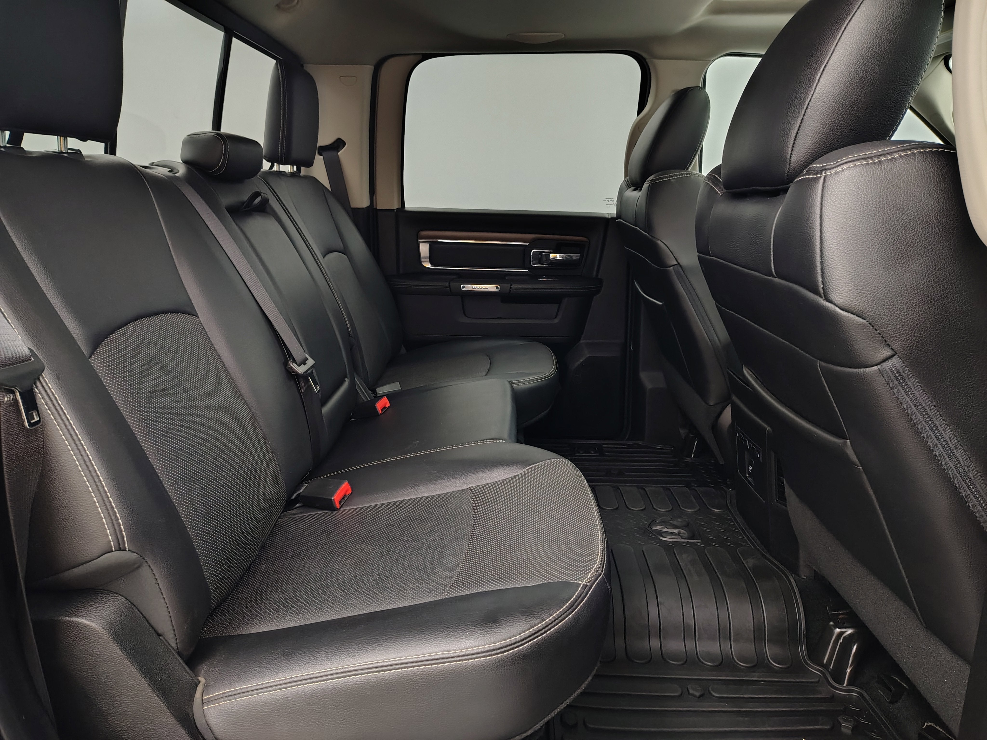 2017 RAM 1500 Laramie Crew Cab 4x4 5'7' Box