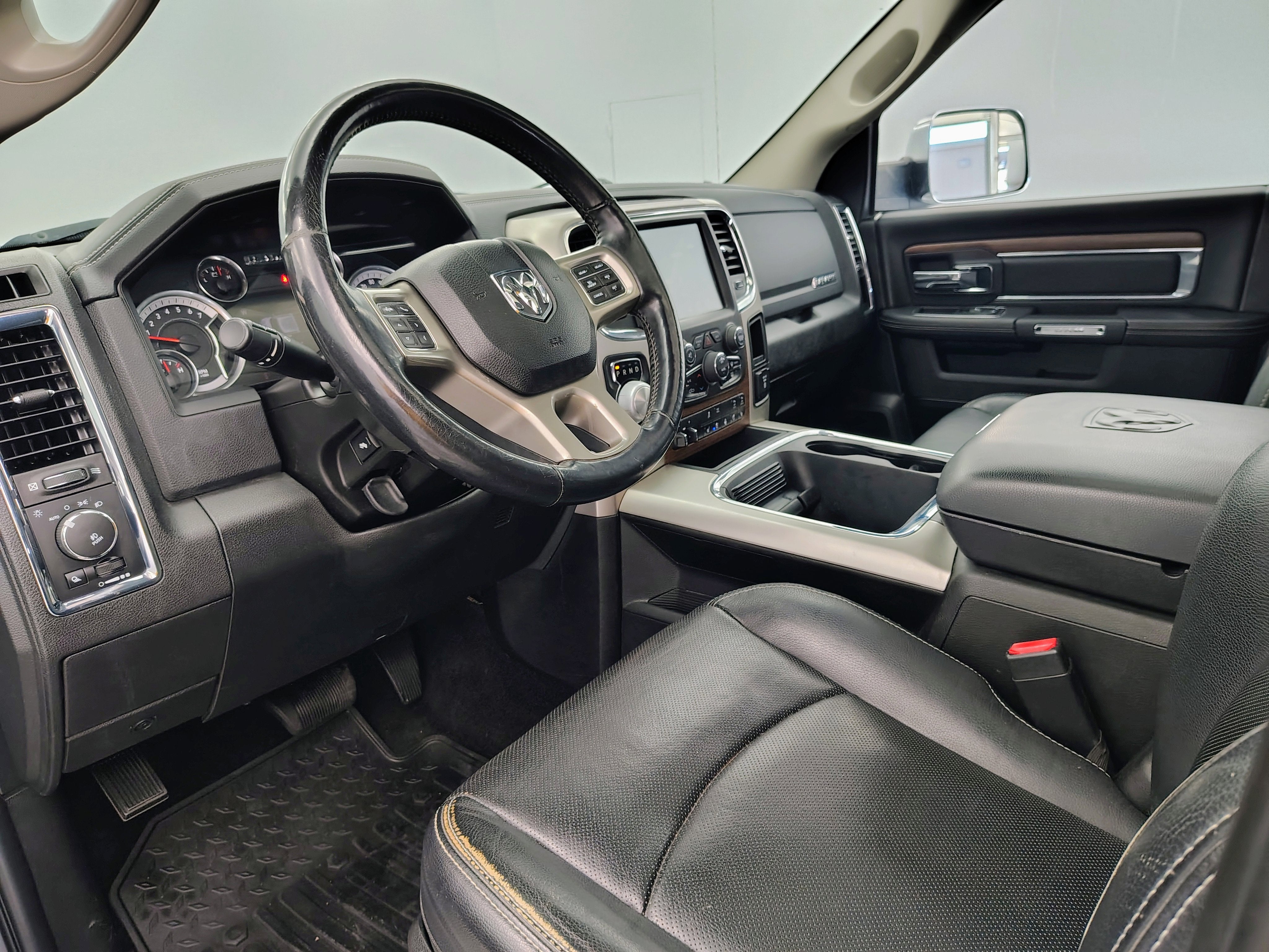 2017 RAM 1500 Laramie Crew Cab 4x4 5'7' Box