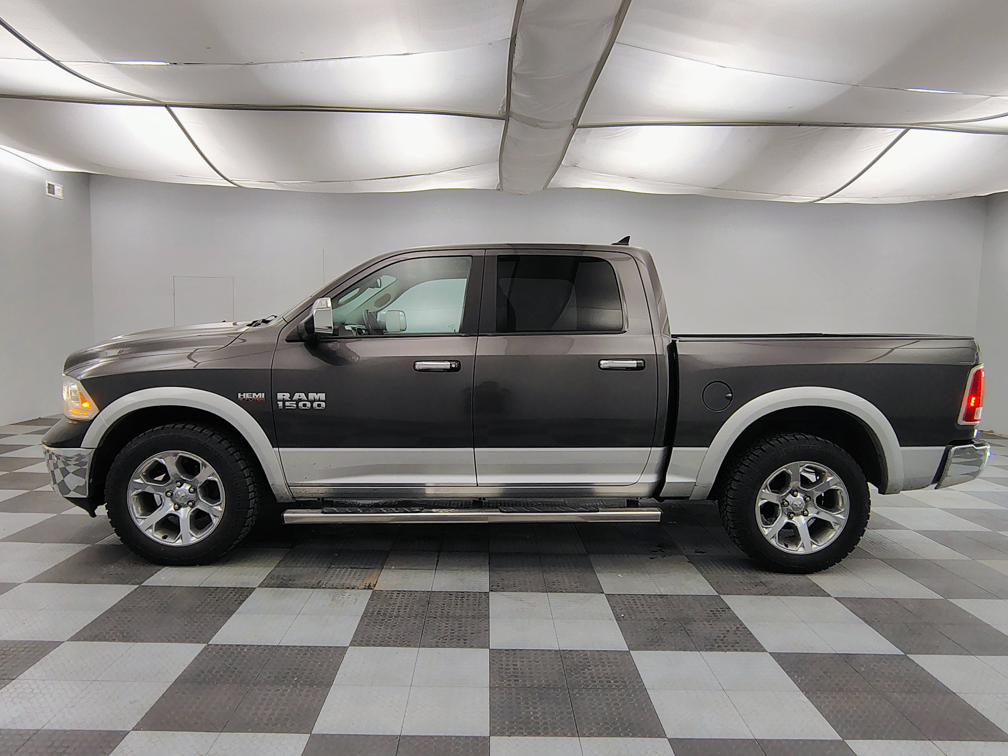 2017 RAM 1500 Laramie Crew Cab 4x4 5'7' Box