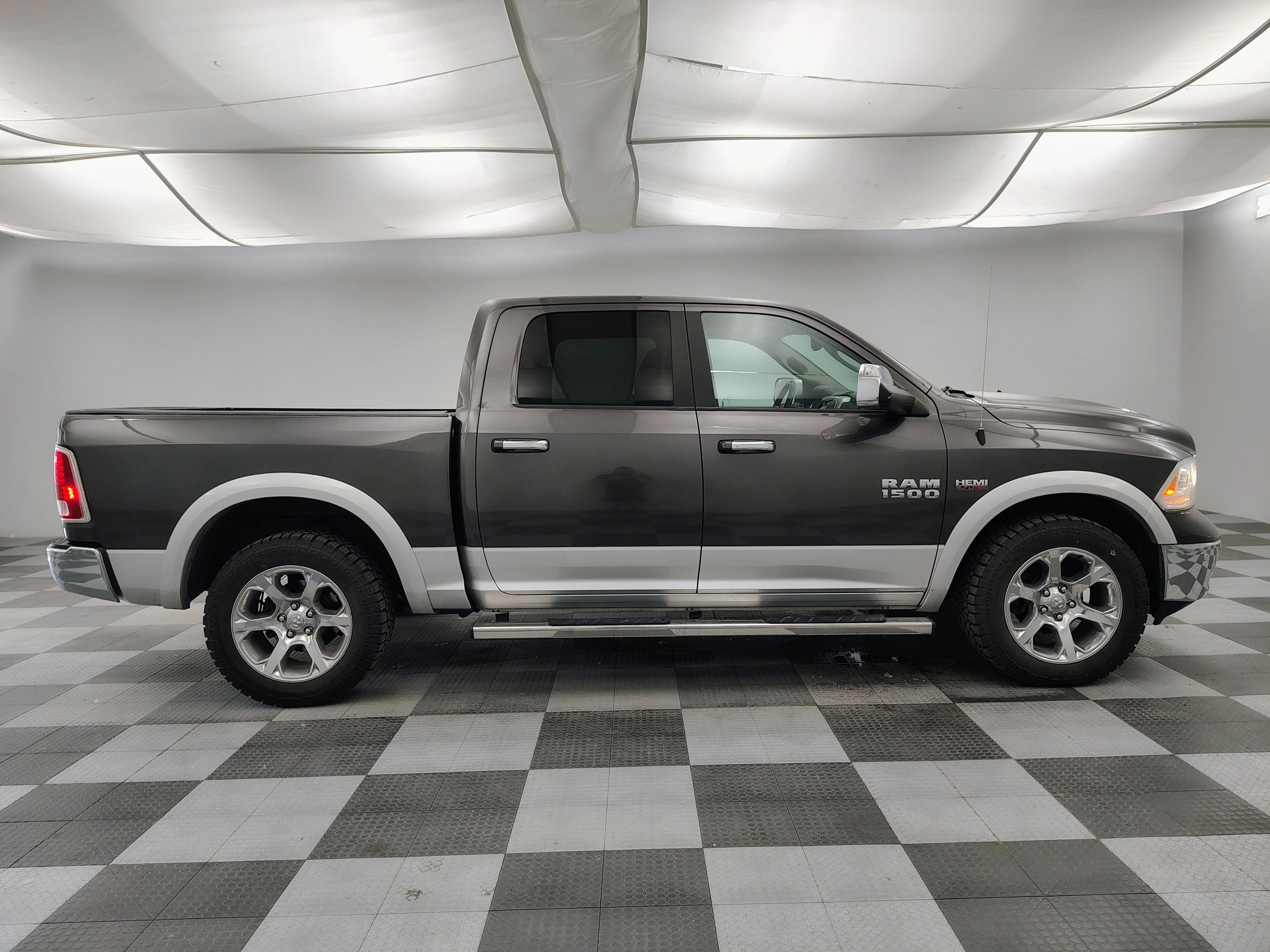2017 RAM 1500 Laramie Crew Cab 4x4 5'7' Box