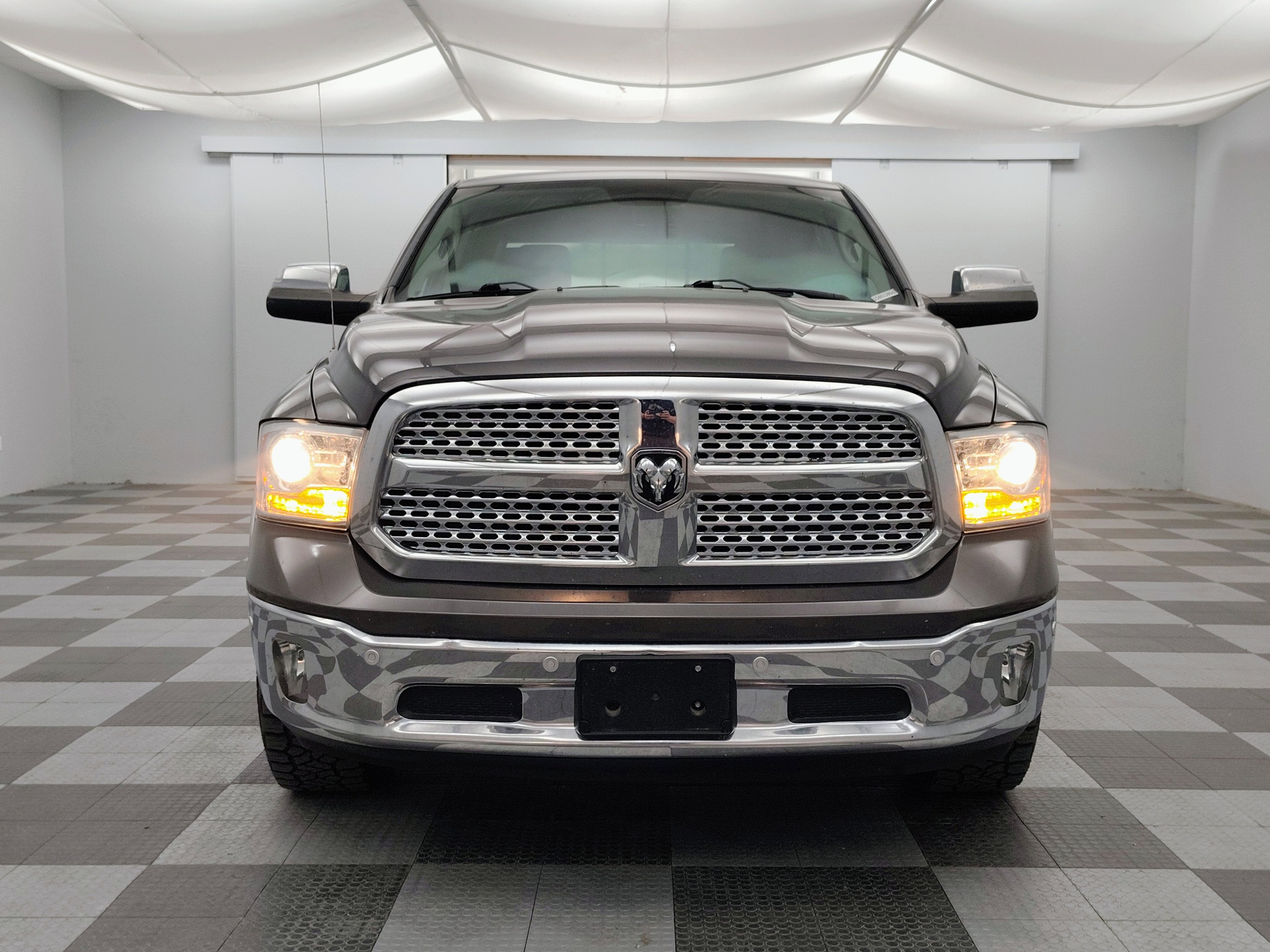 2017 RAM 1500 Laramie Crew Cab 4x4 5'7' Box