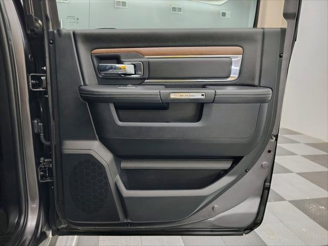 2017 RAM 1500 Laramie Crew Cab 4x4 5'7' Box