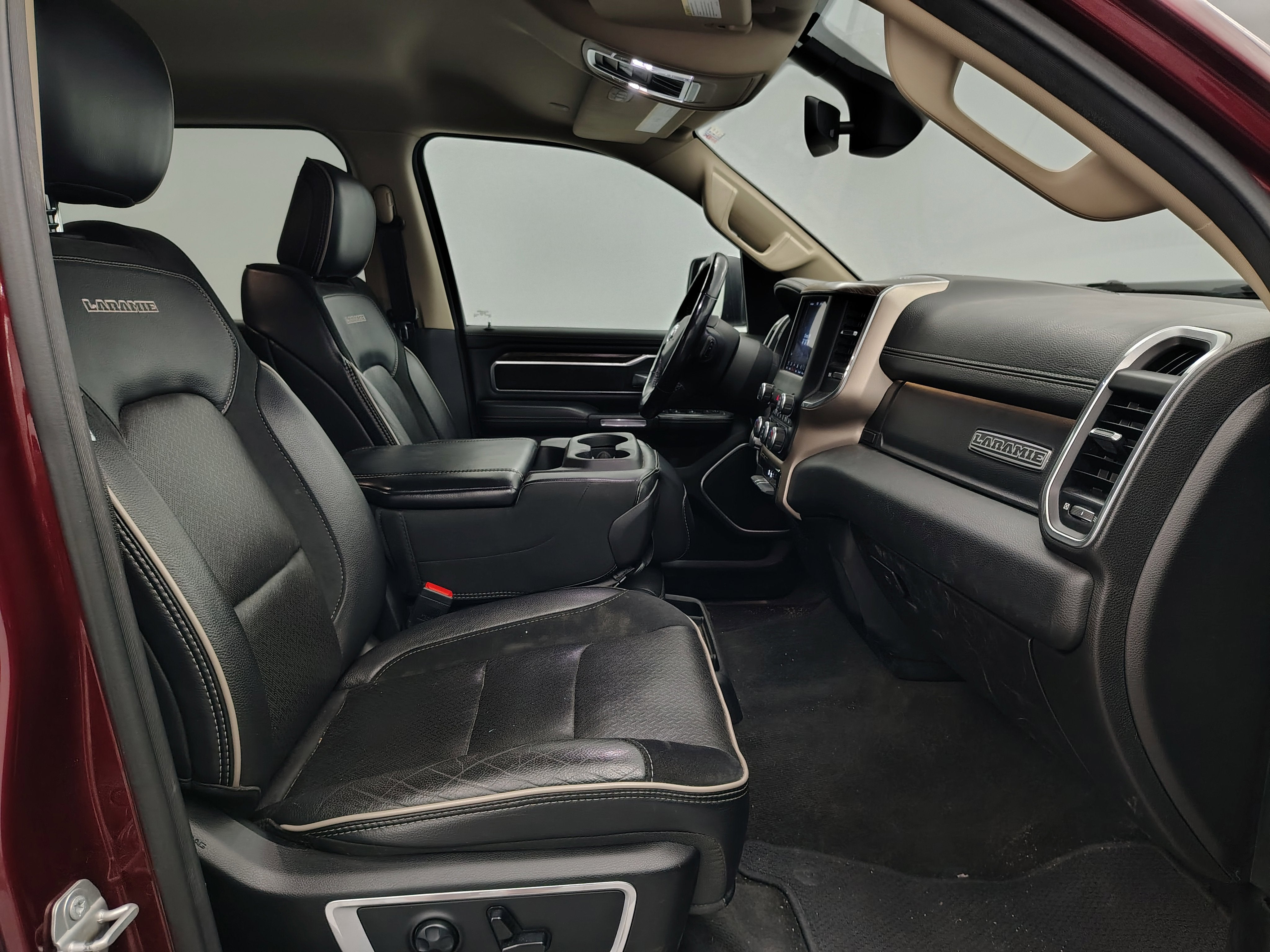 2020 RAM 1500 Laramie Crew Cab 4x4 5'7' Box