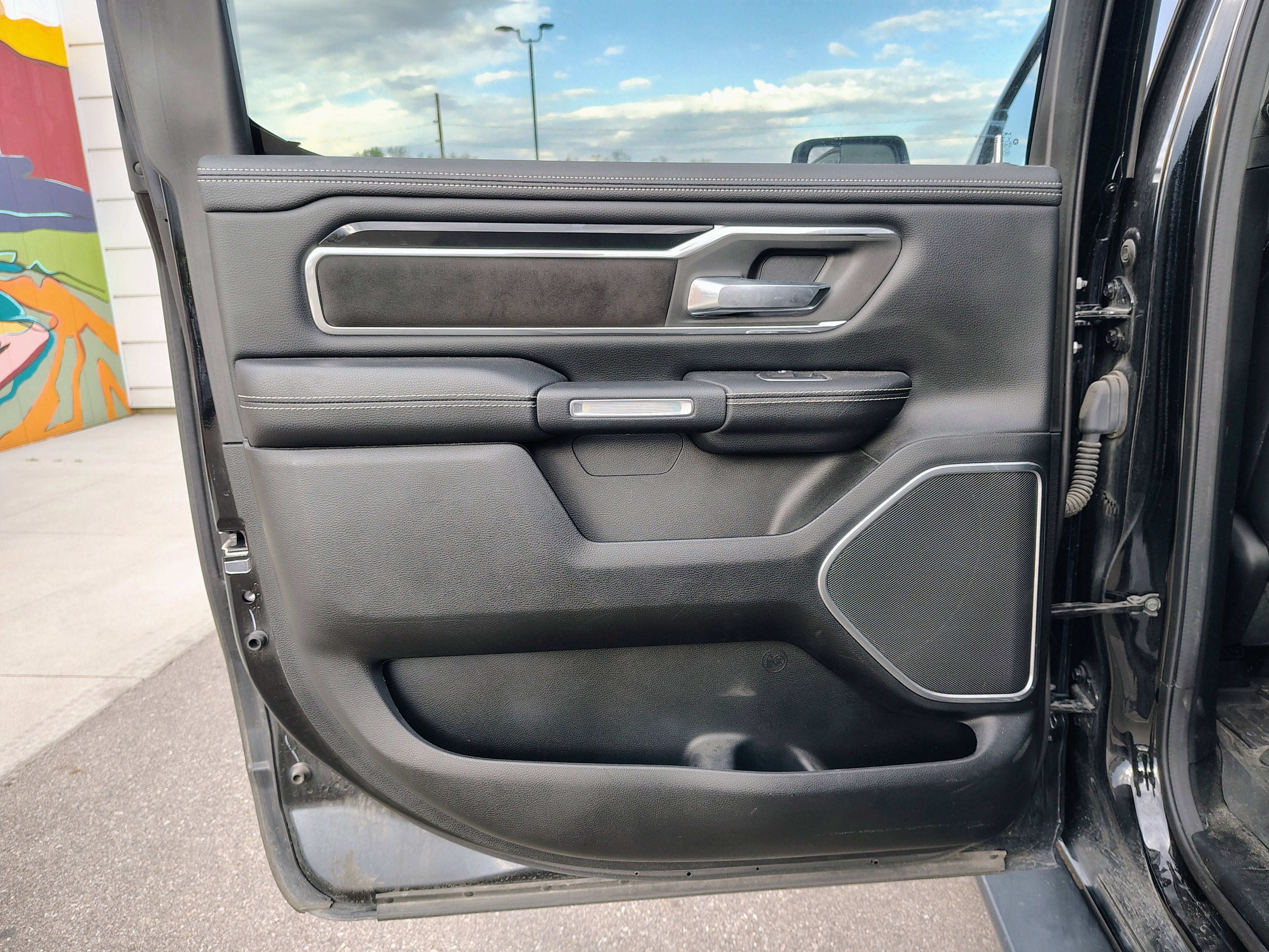 2020 RAM 1500 Laramie Crew Cab 4x4 5'7' Box