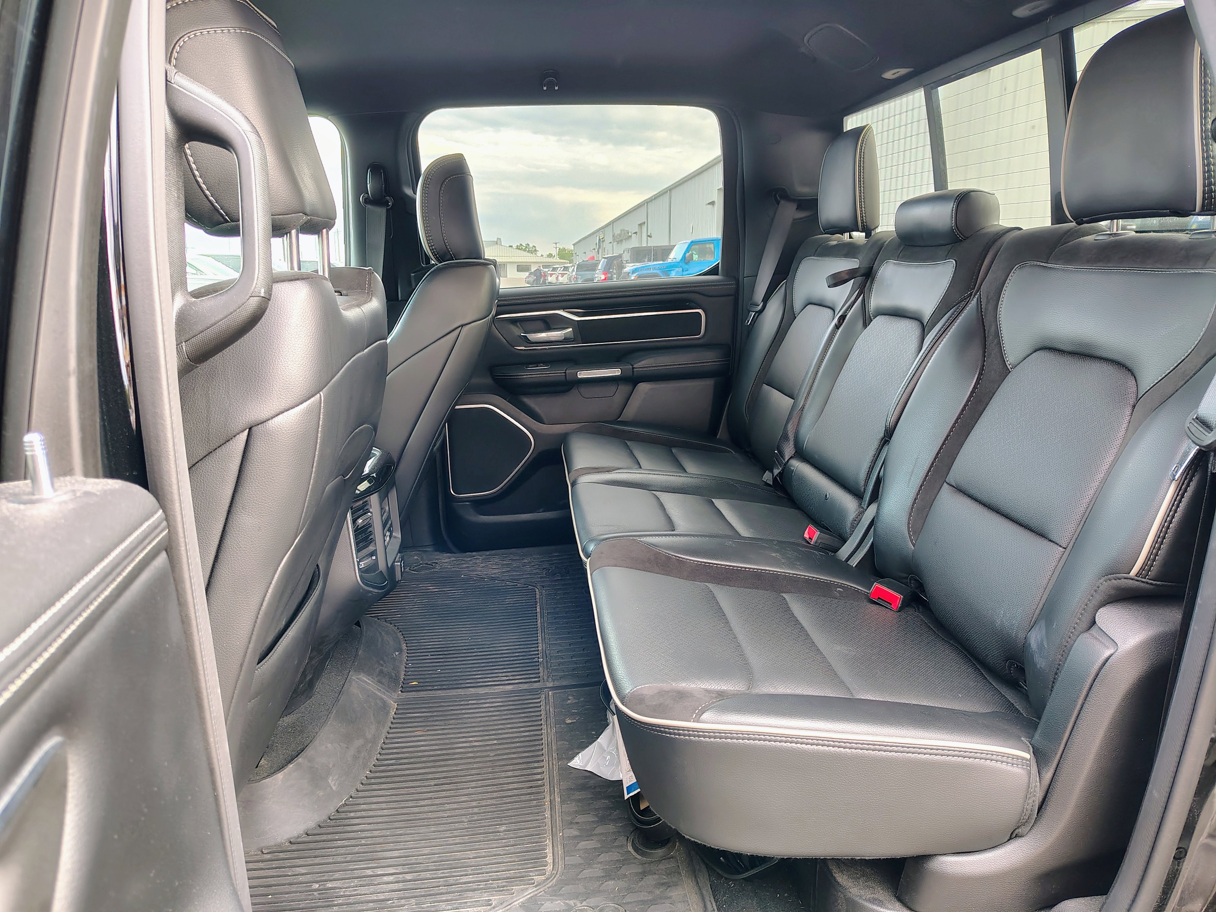 2020 RAM 1500 Laramie Crew Cab 4x4 5'7' Box