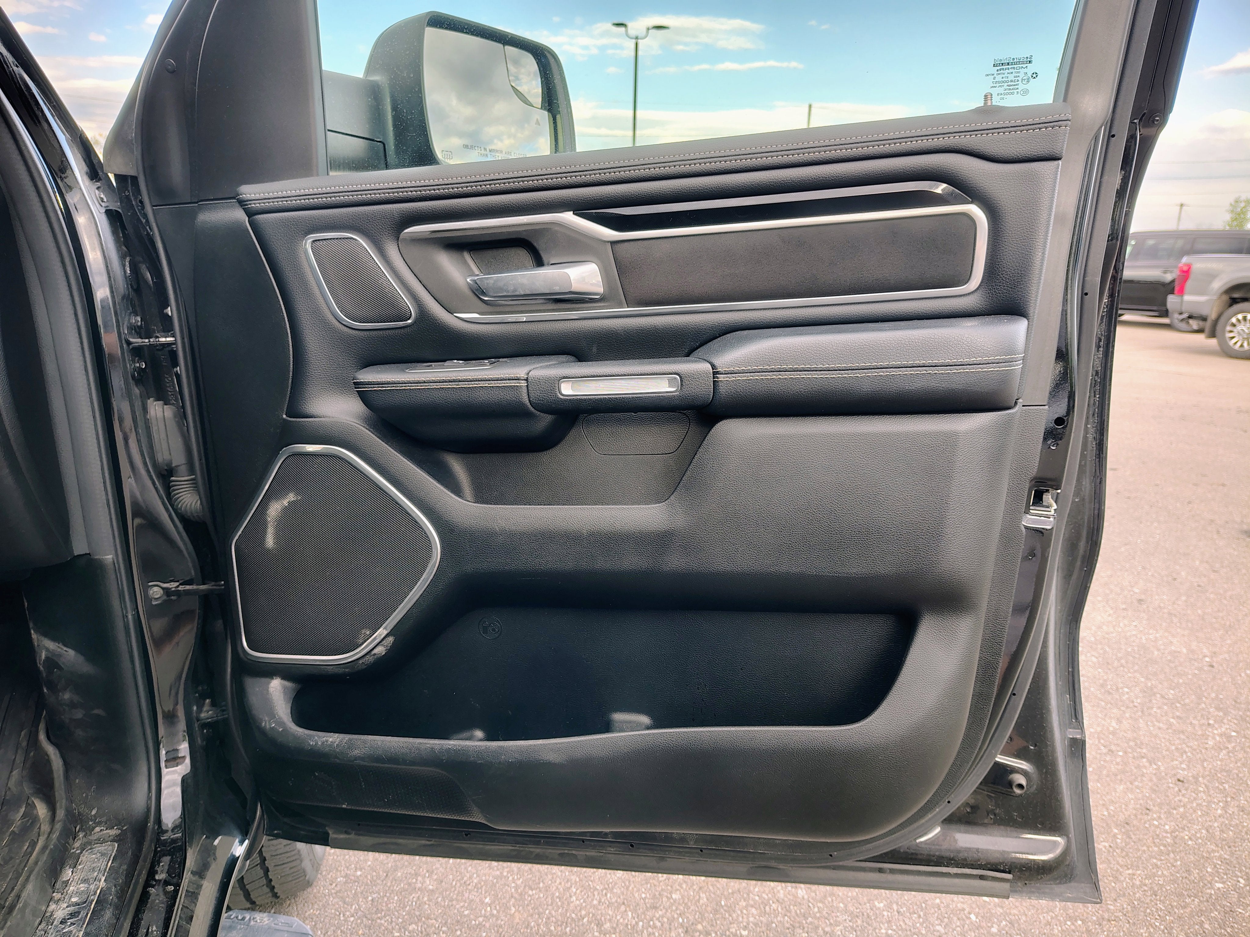 2020 RAM 1500 Laramie Crew Cab 4x4 5'7' Box