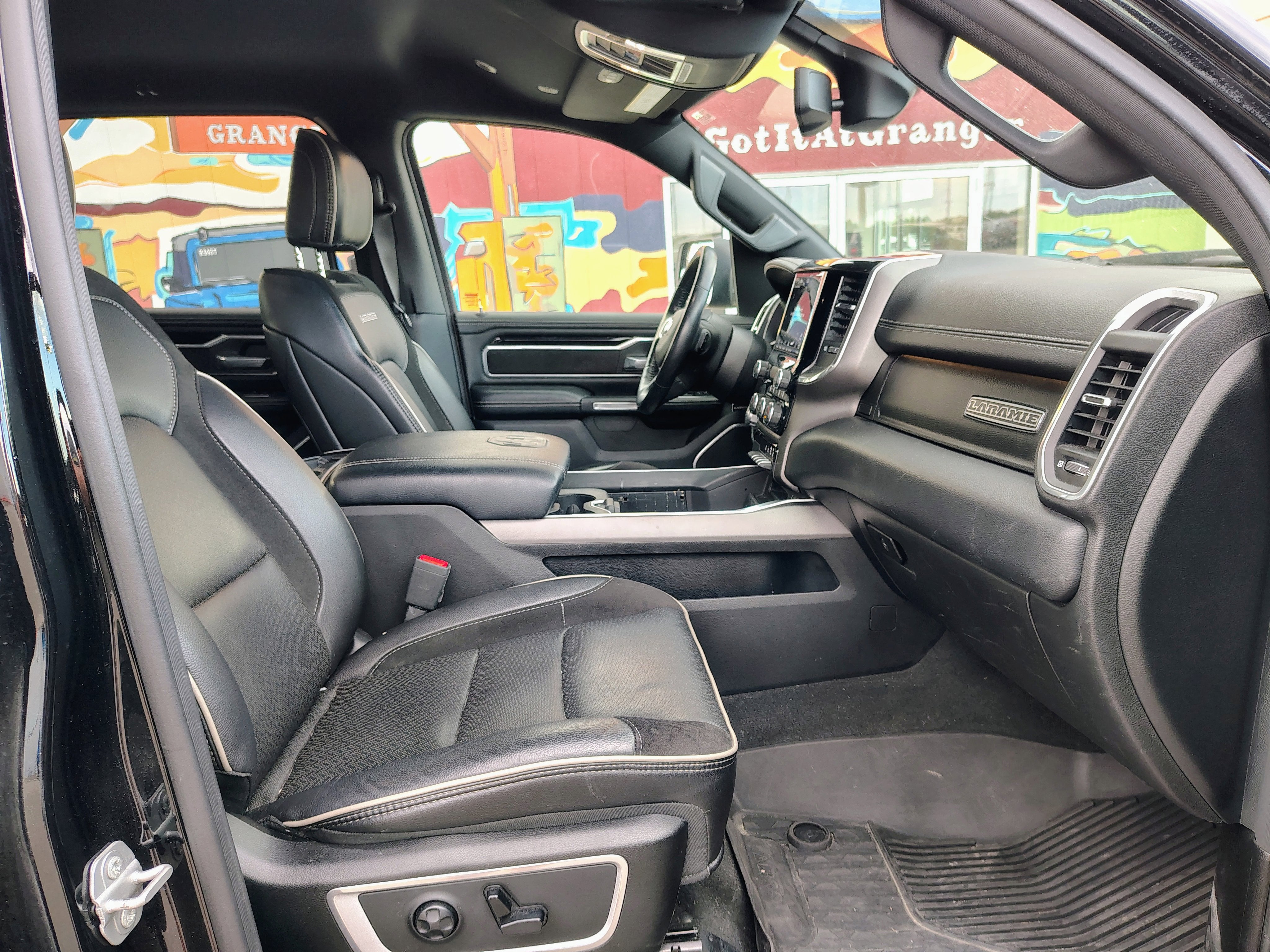 2020 RAM 1500 Laramie Crew Cab 4x4 5'7' Box