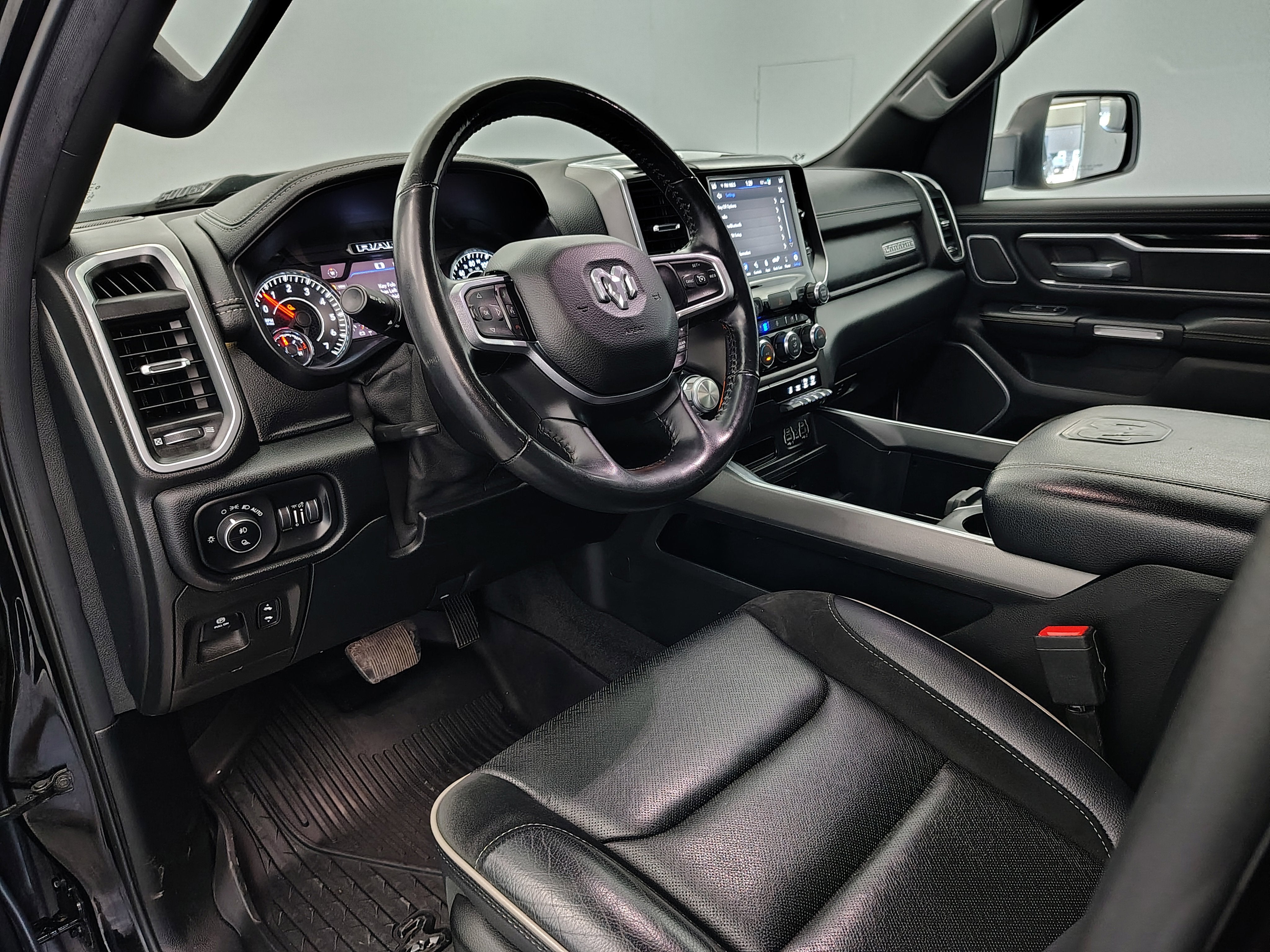 2020 RAM 1500 Laramie Crew Cab 4x4 5'7' Box