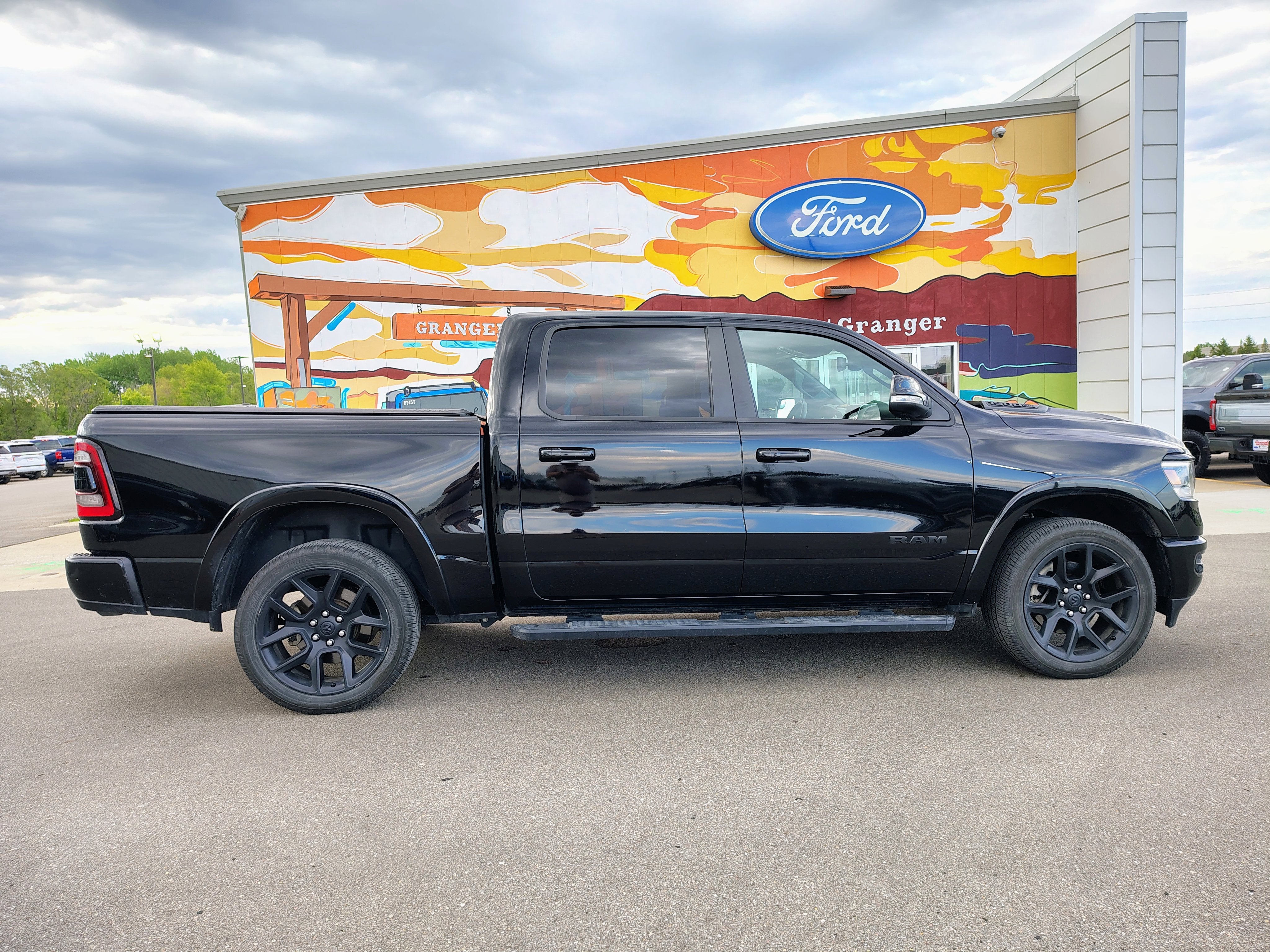 2020 RAM 1500 Laramie Crew Cab 4x4 5'7' Box