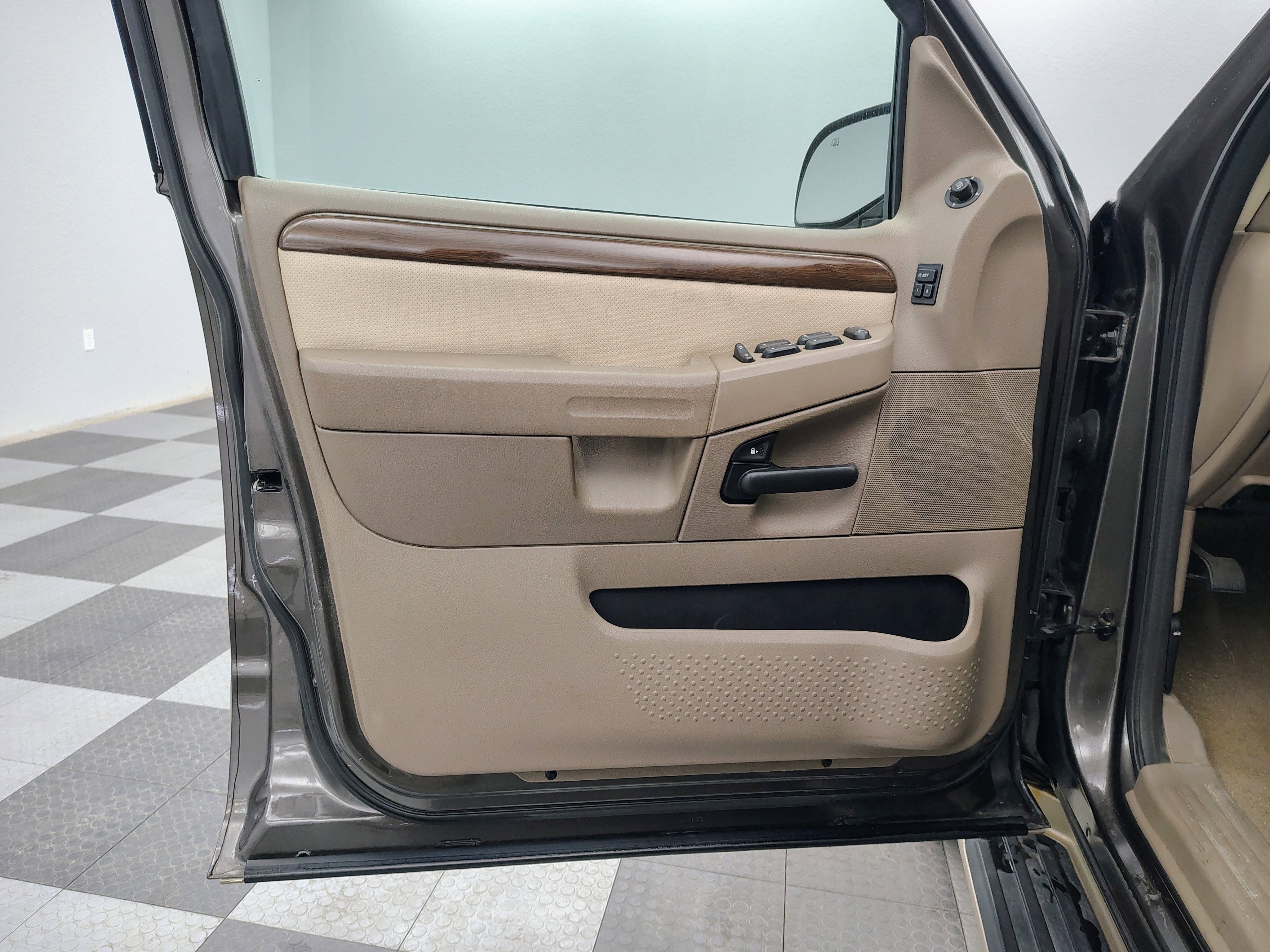 2005 Ford Explorer Eddie Bauer