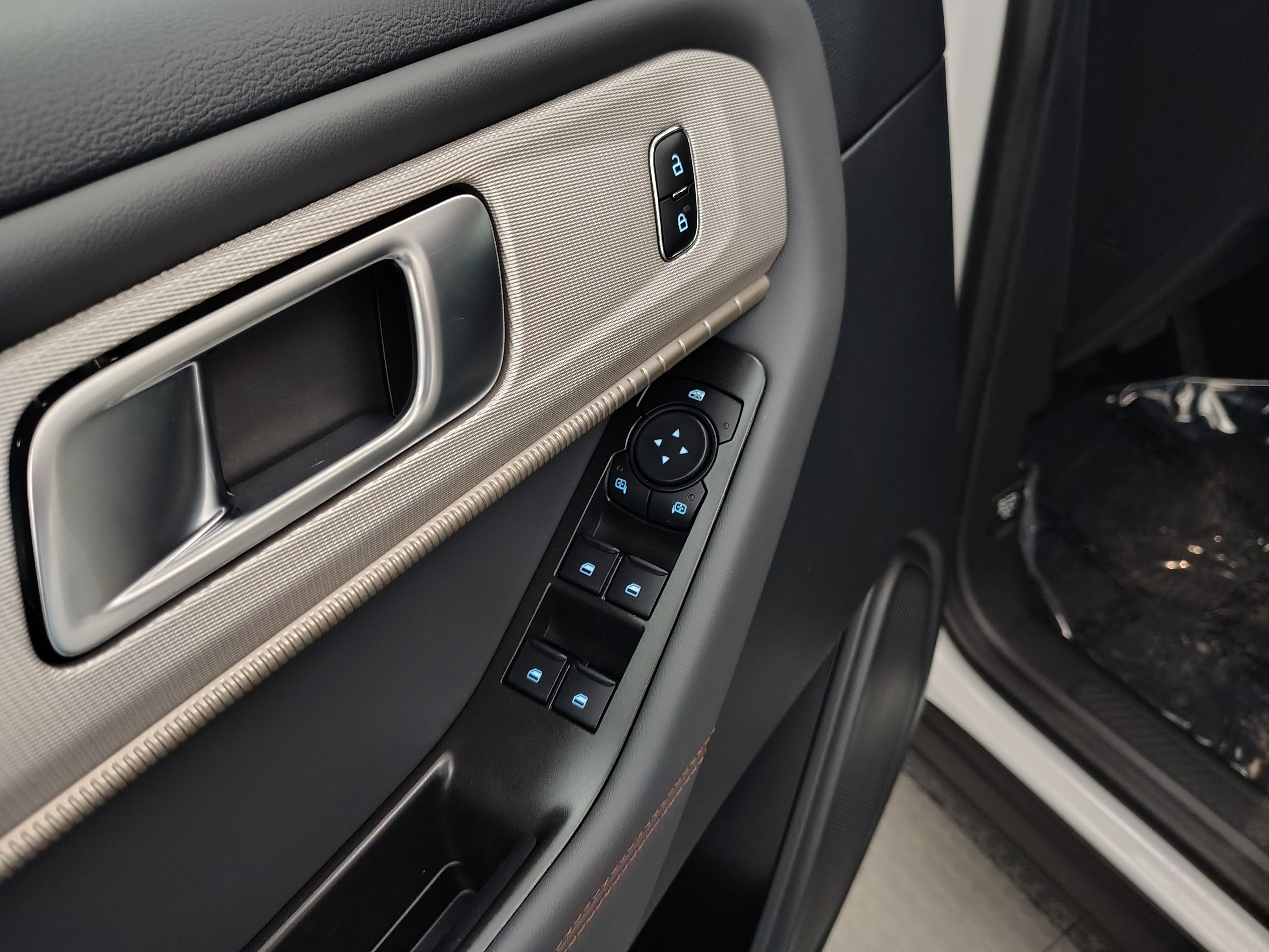 2027 Ford Explorer Active w/200A Pkg
