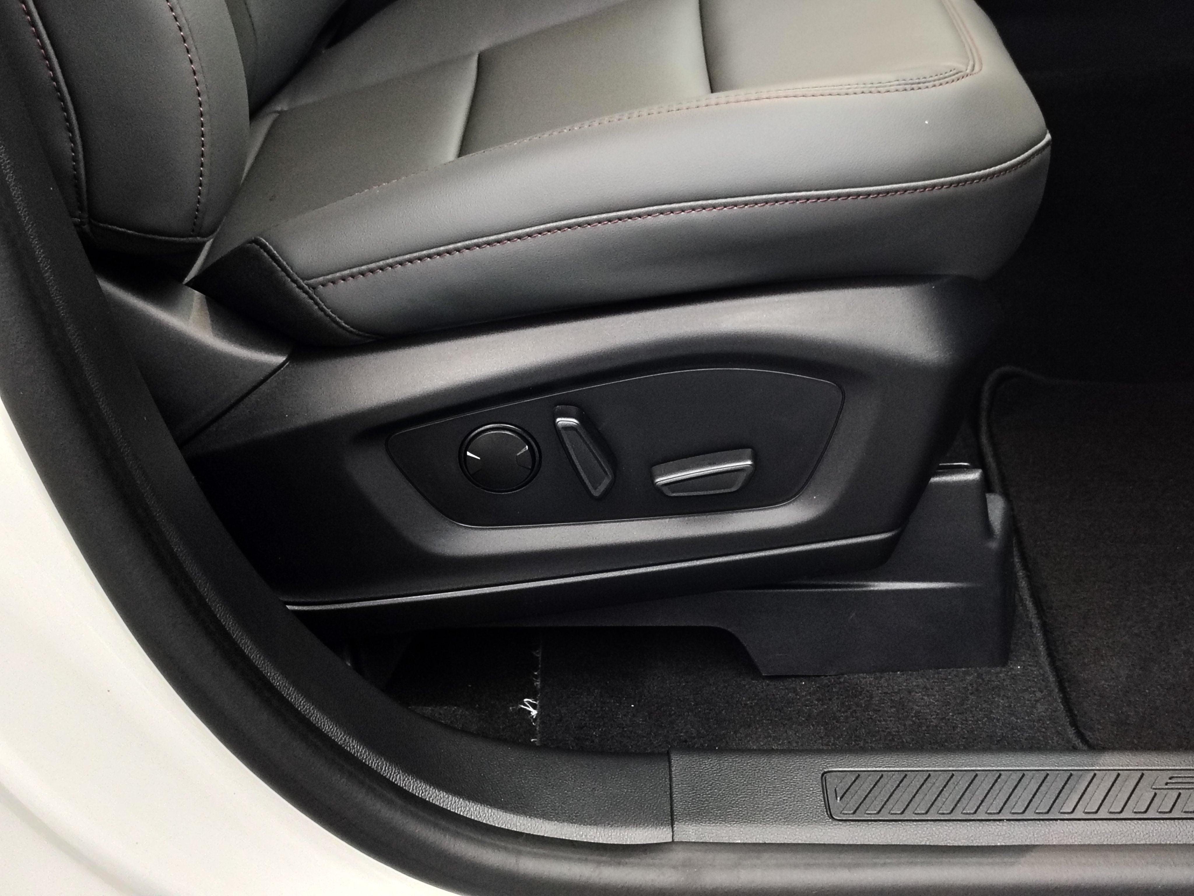 2027 Ford Explorer Active w/200A Pkg