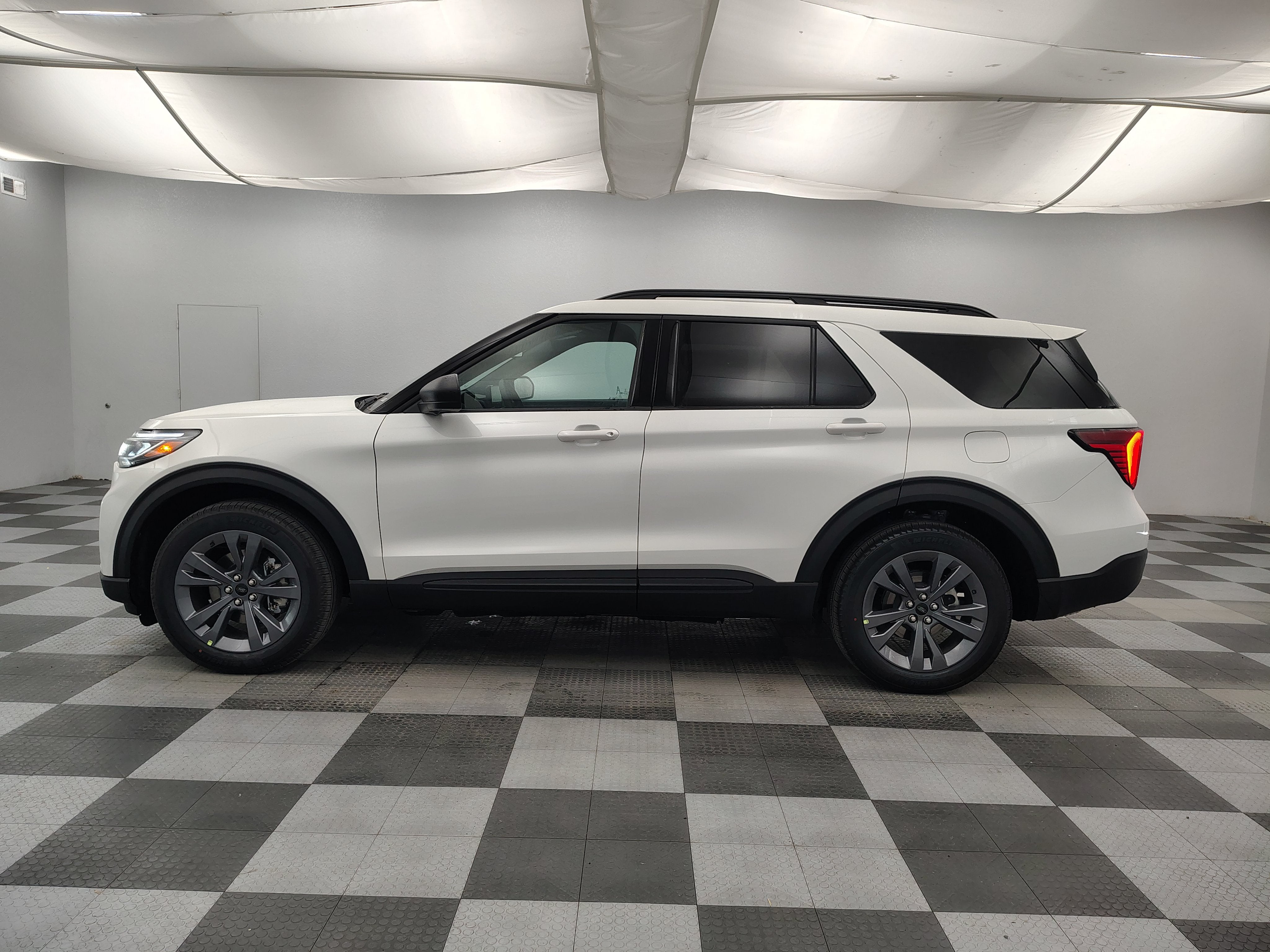 2027 Ford Explorer Active w/200A Pkg