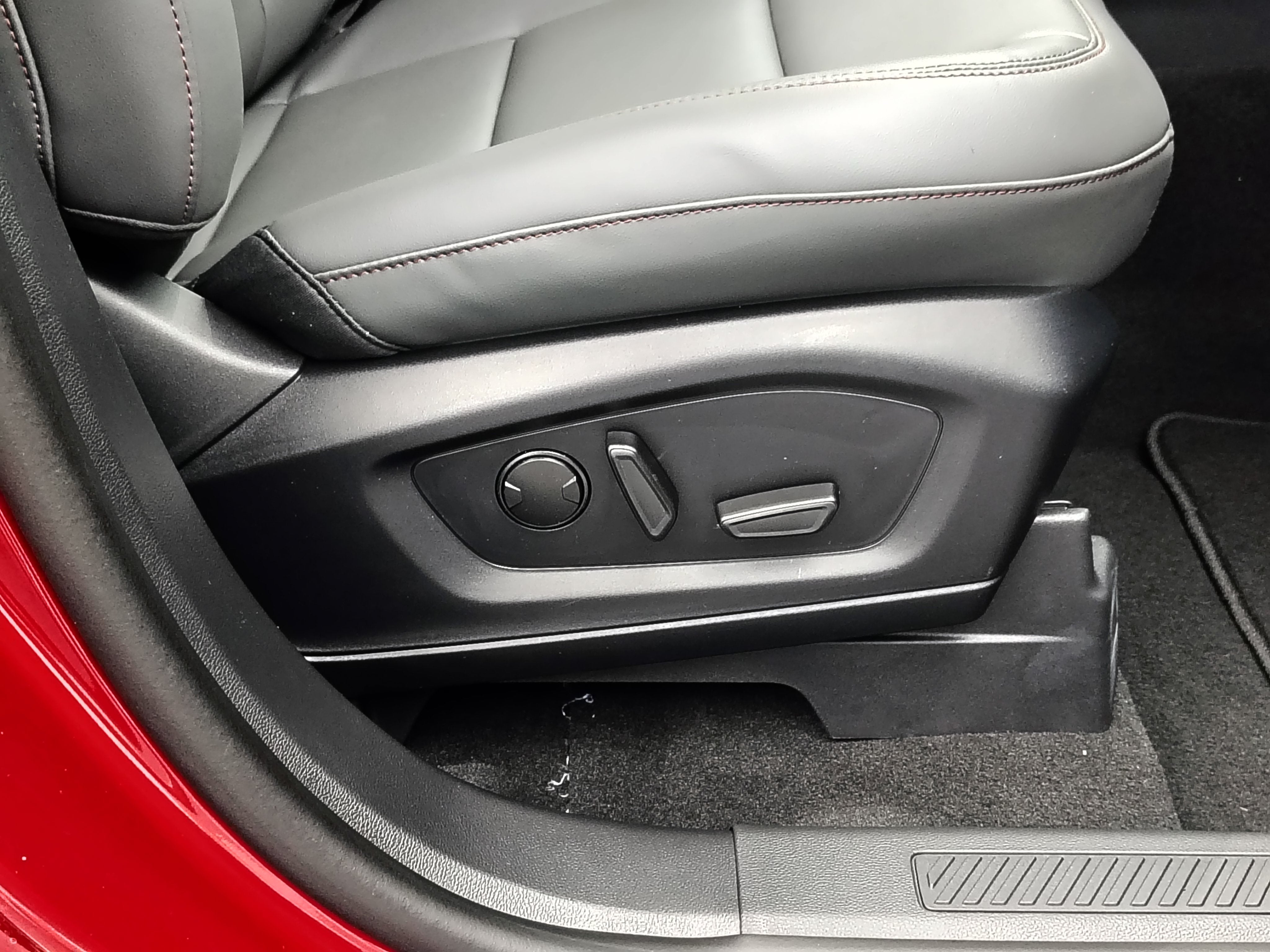 2027 Ford Explorer Active w/200A Pkg