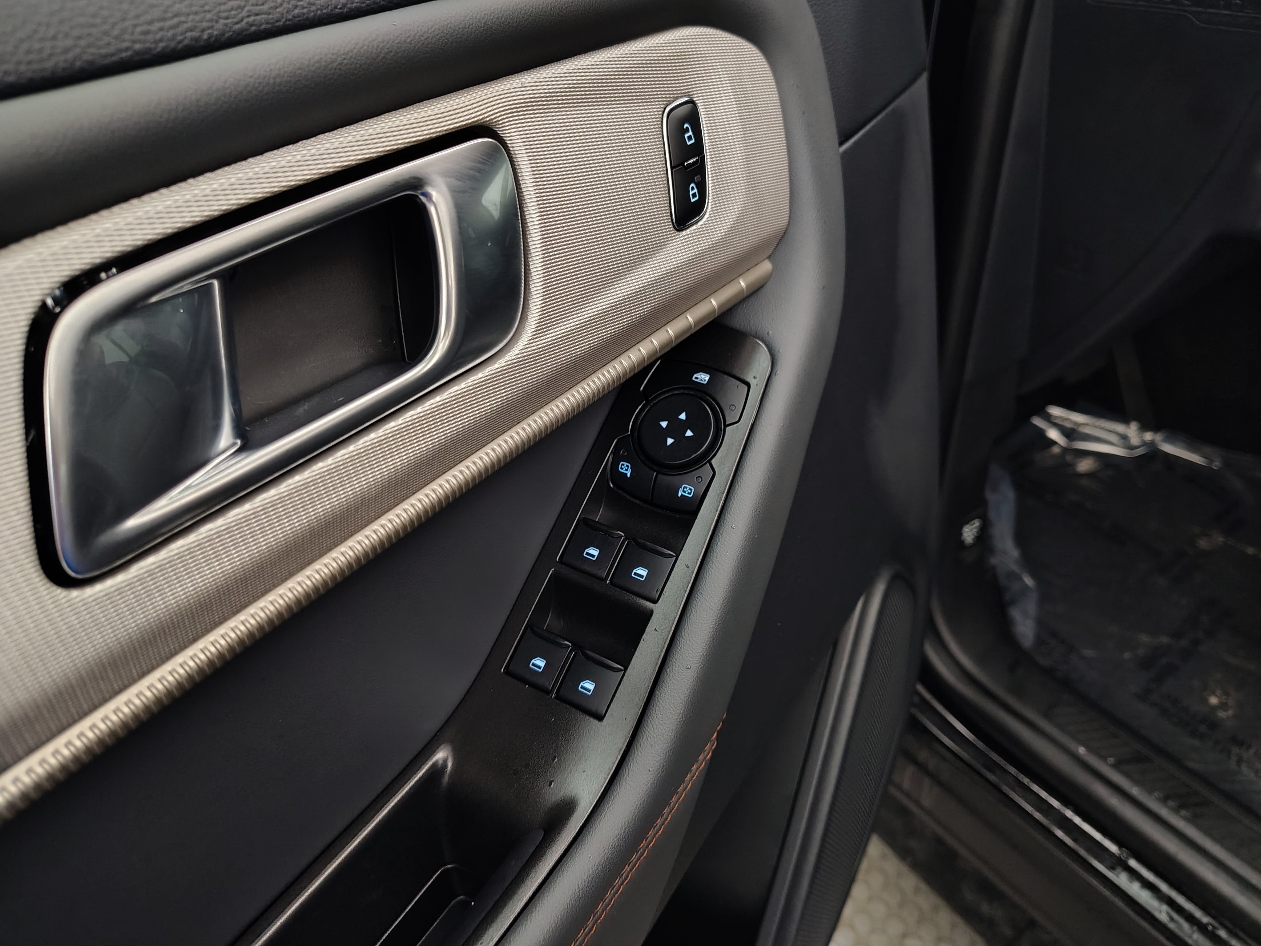2027 Ford Explorer Active w/200A Pkg