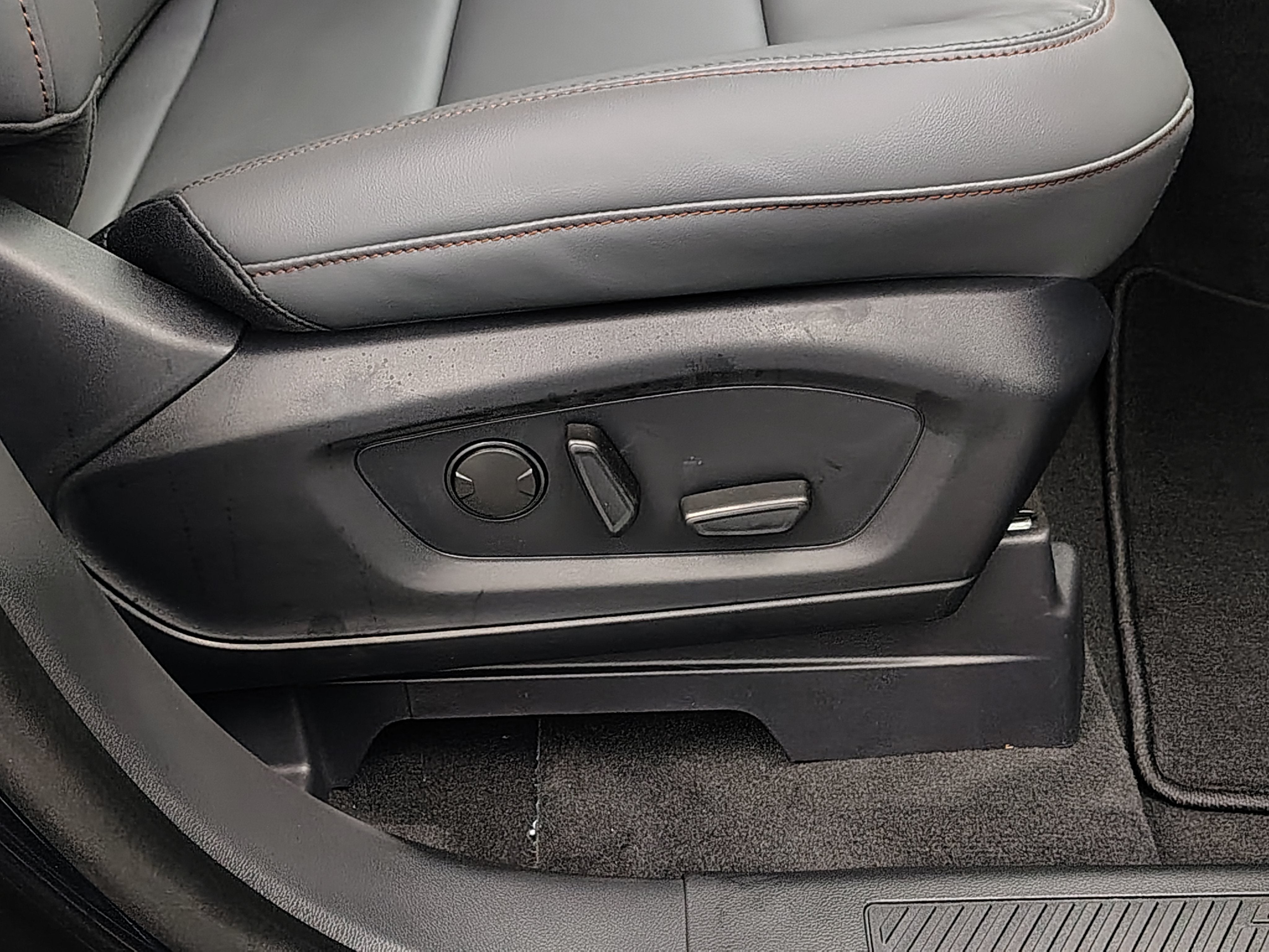 2027 Ford Explorer Active w/200A Pkg