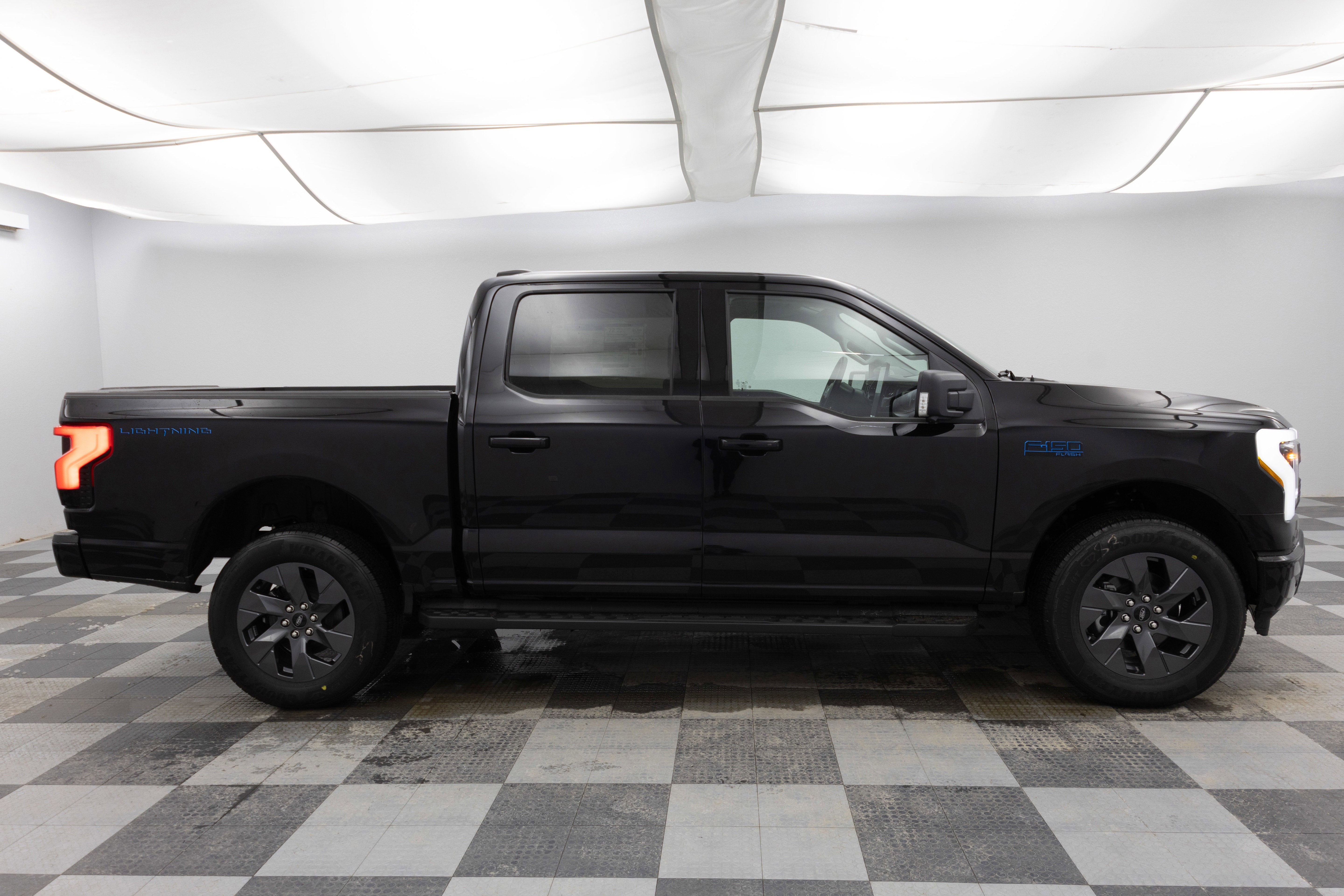 2025 Ford F-150 Lightning Flash