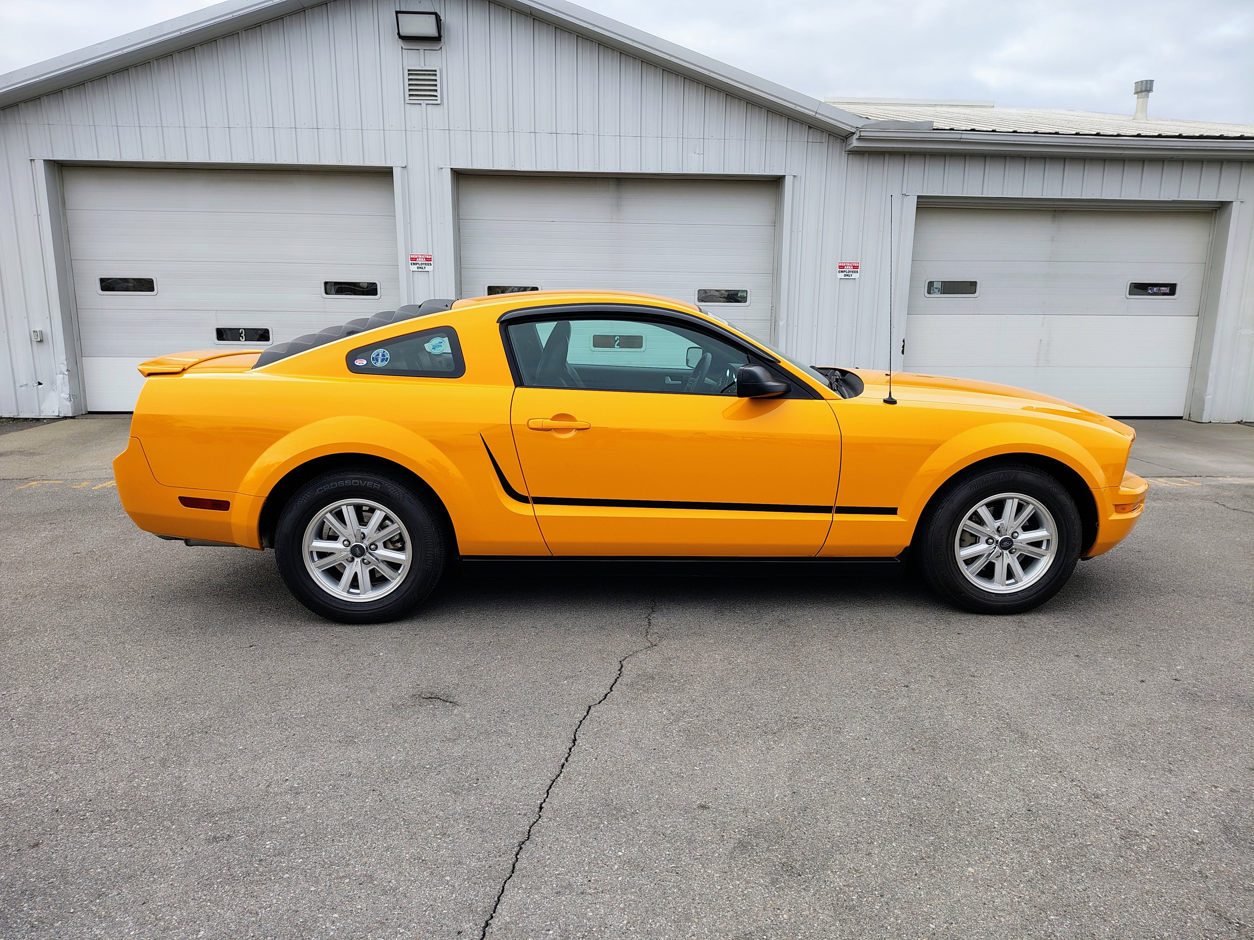 2007 Ford Mustang Deluxe