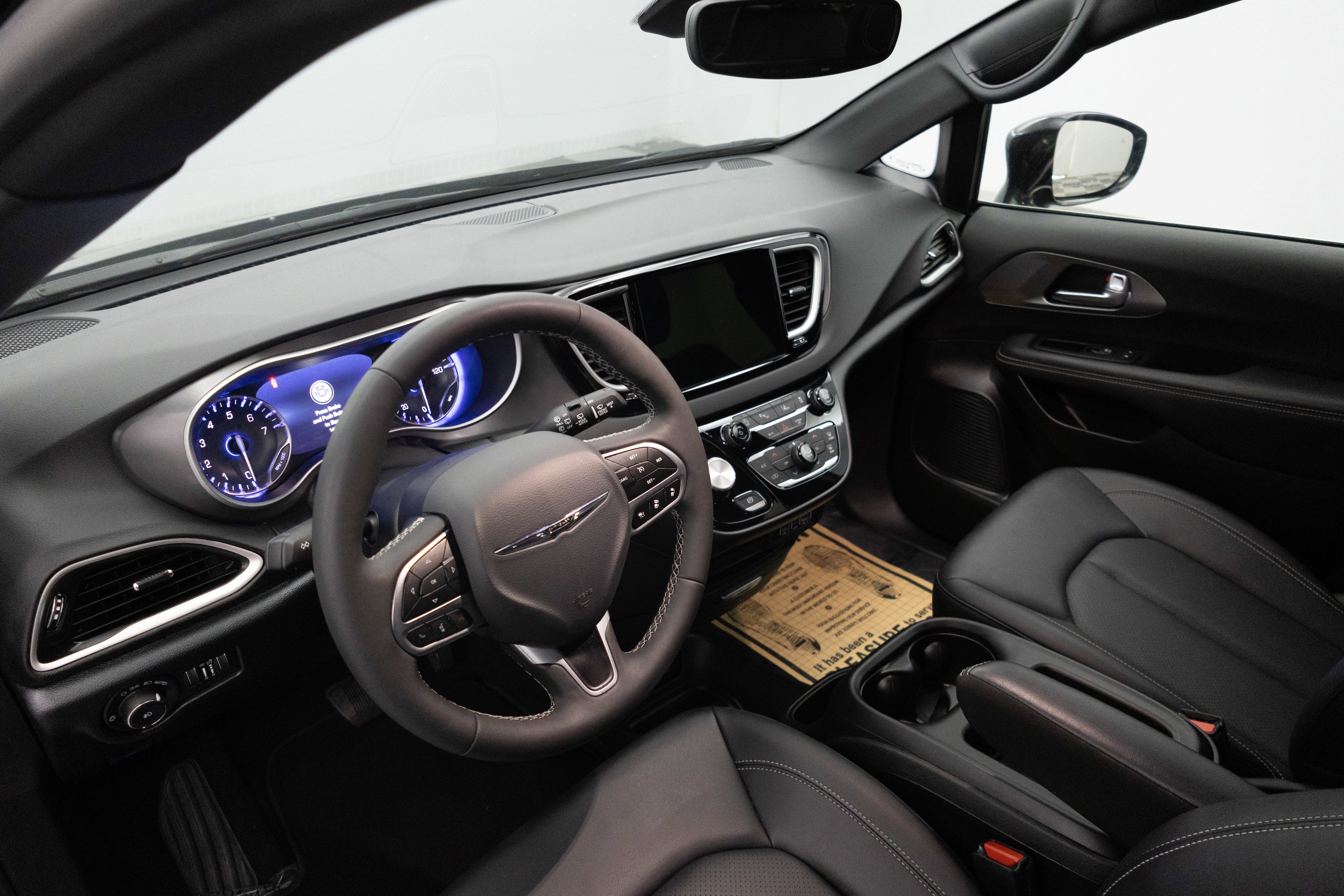 2025 Chrysler Pacifica Select