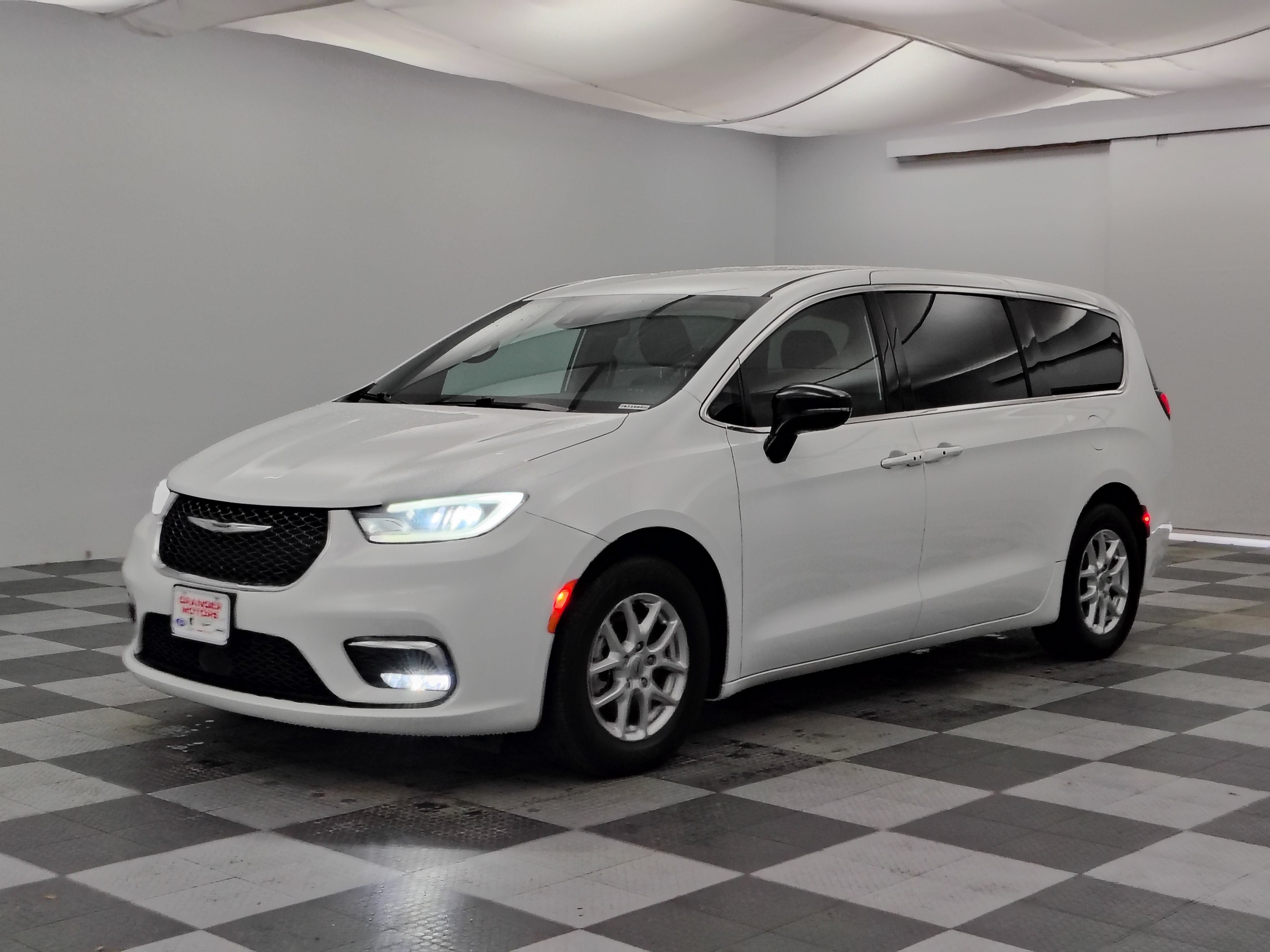2025 Chrysler Pacifica Select