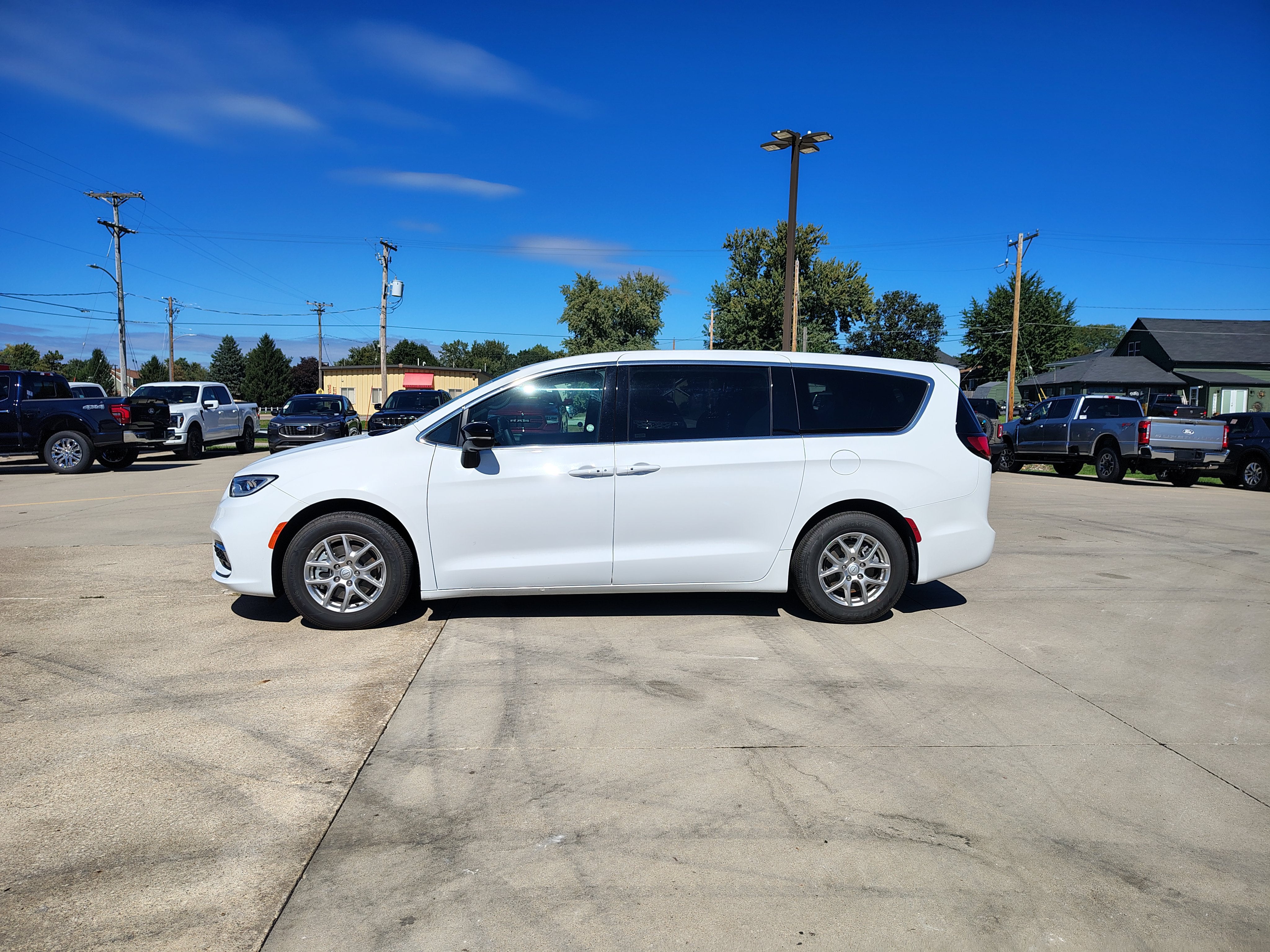 2025 Chrysler Pacifica Select