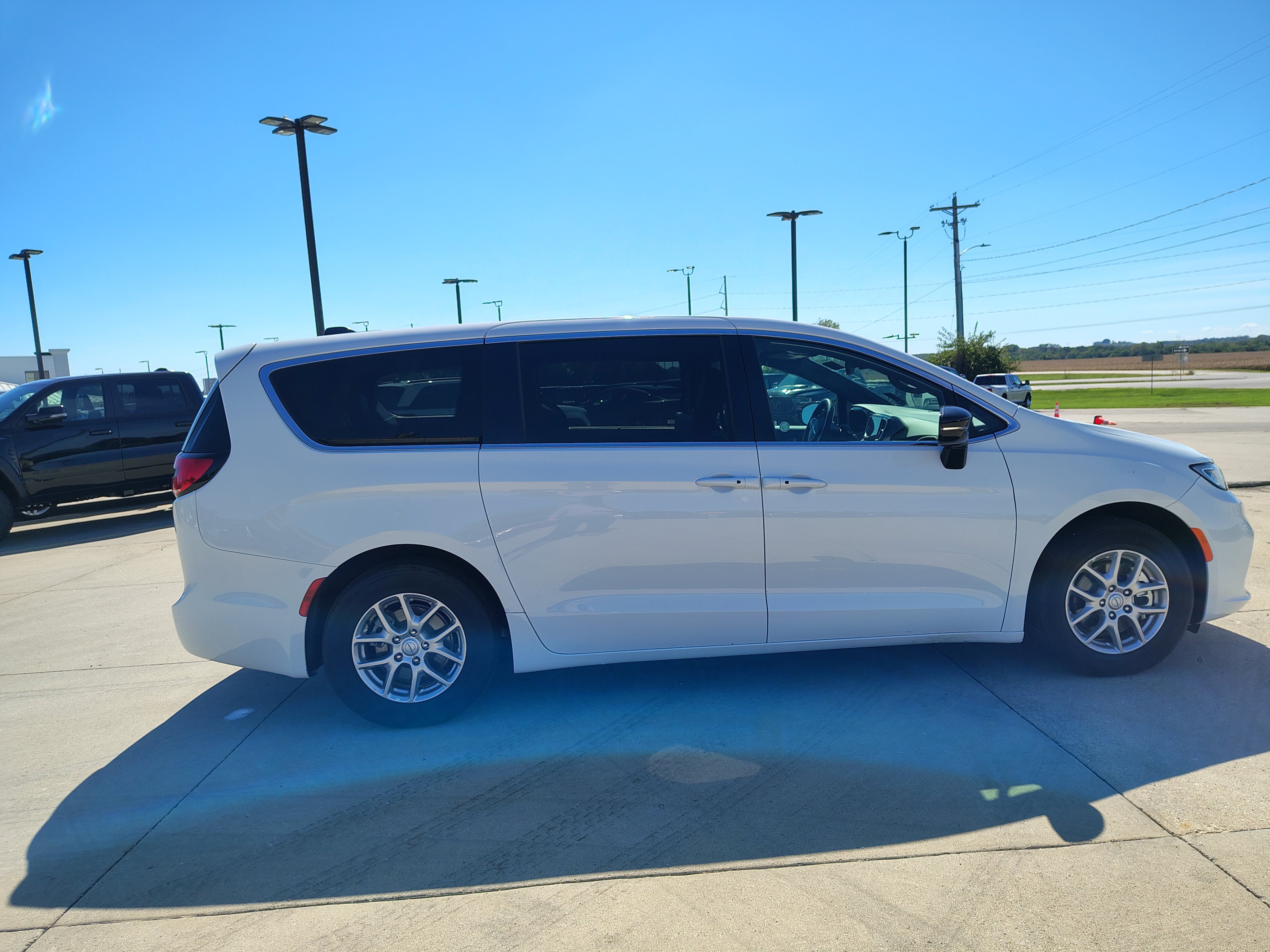 2025 Chrysler Pacifica Select