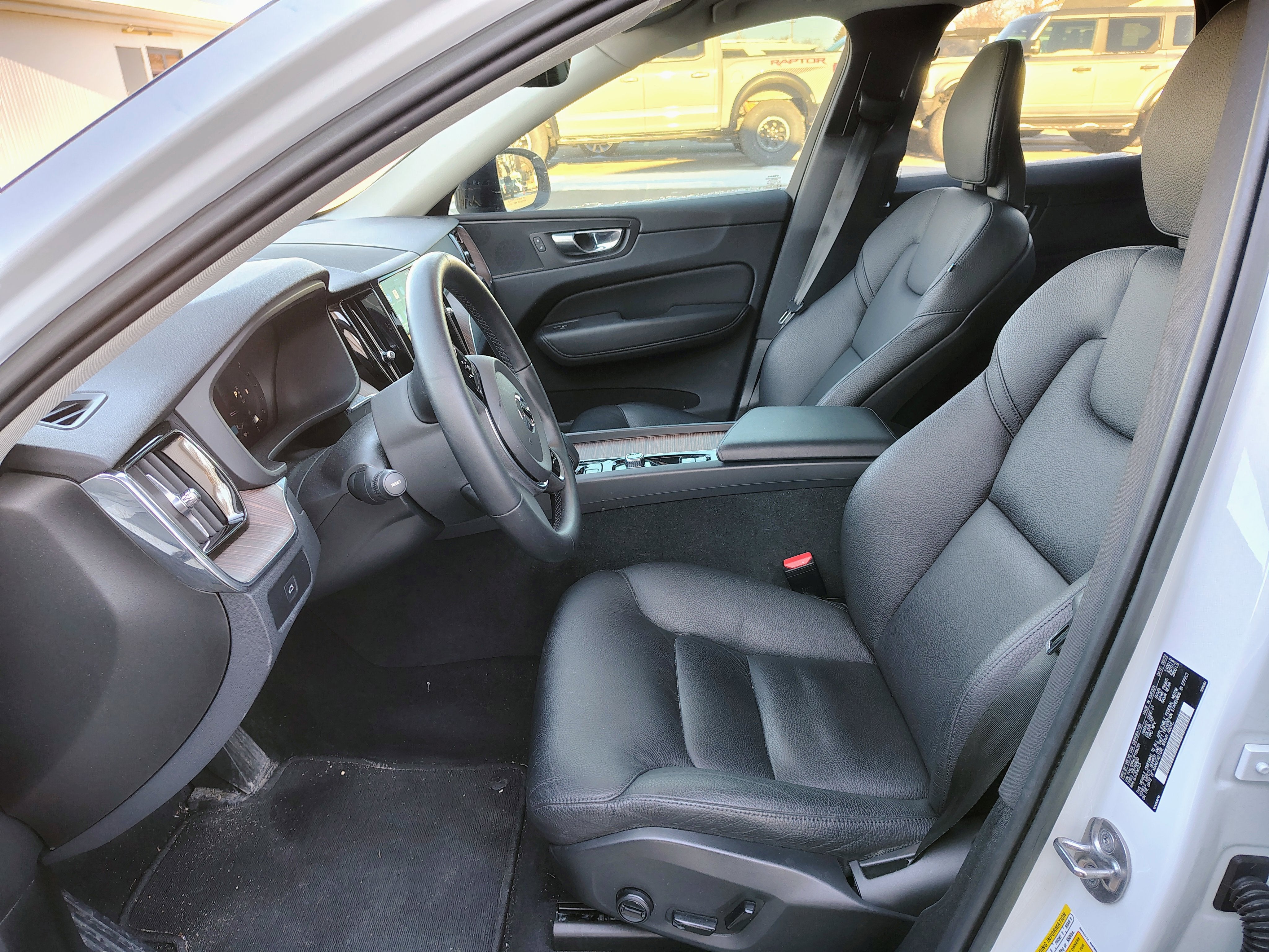 2023 Volvo XC60 Plus Dark Theme